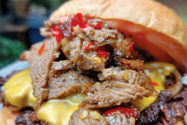 Burger dengan cita rasa khas Padang