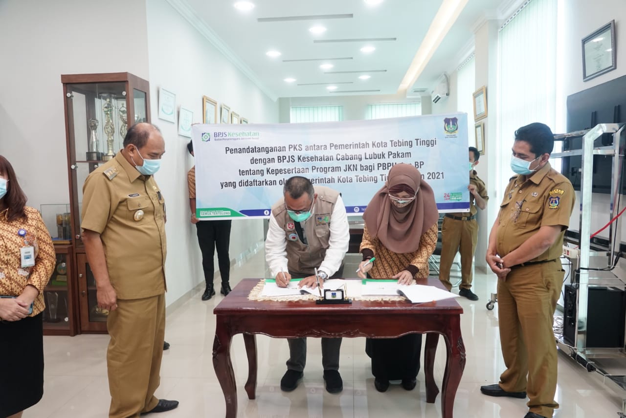 Penandatanganan iuran gratis BPJS bagi warga Tebing Tinggi oleh Wali Kota Tebing Tinggi dan pihak BPJS.