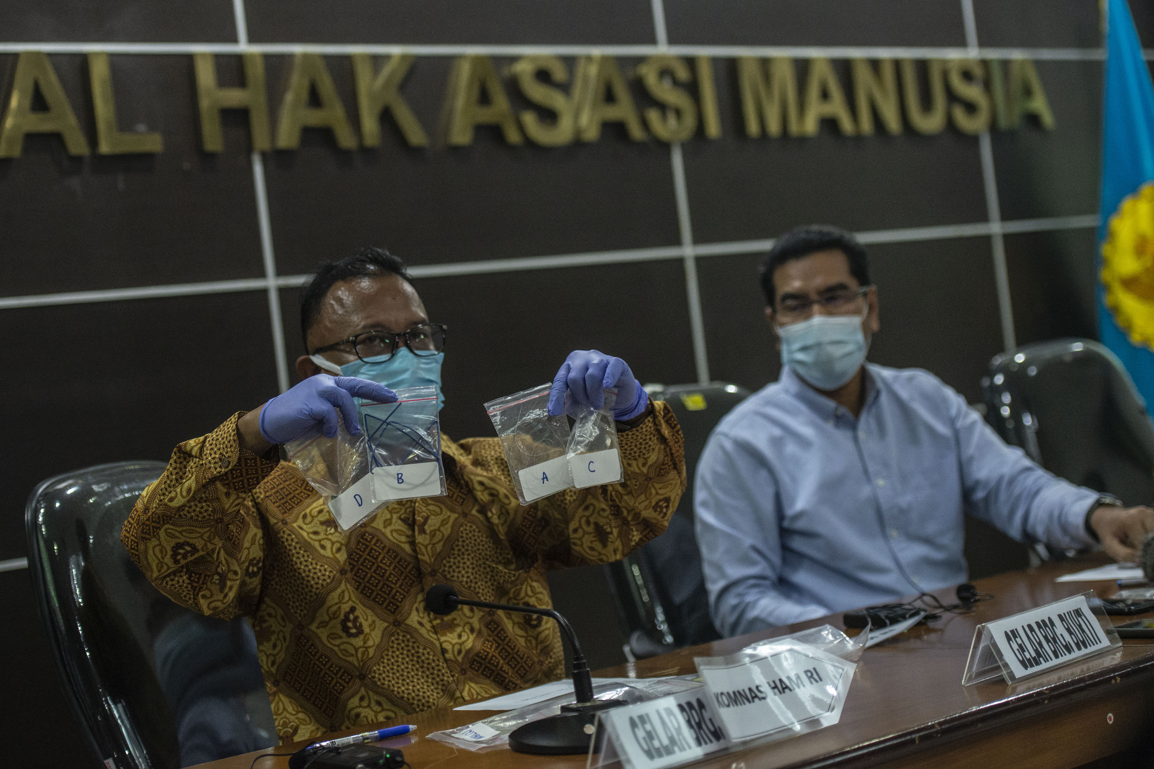 TEMUAN KOMNAS HAM PADA PADA PENEMBAKAN LASKAR Komisioner Komnas HAM Mohammad Choirul Anam (kiri) menunjukan barang bukti berupa bagian CCTV 