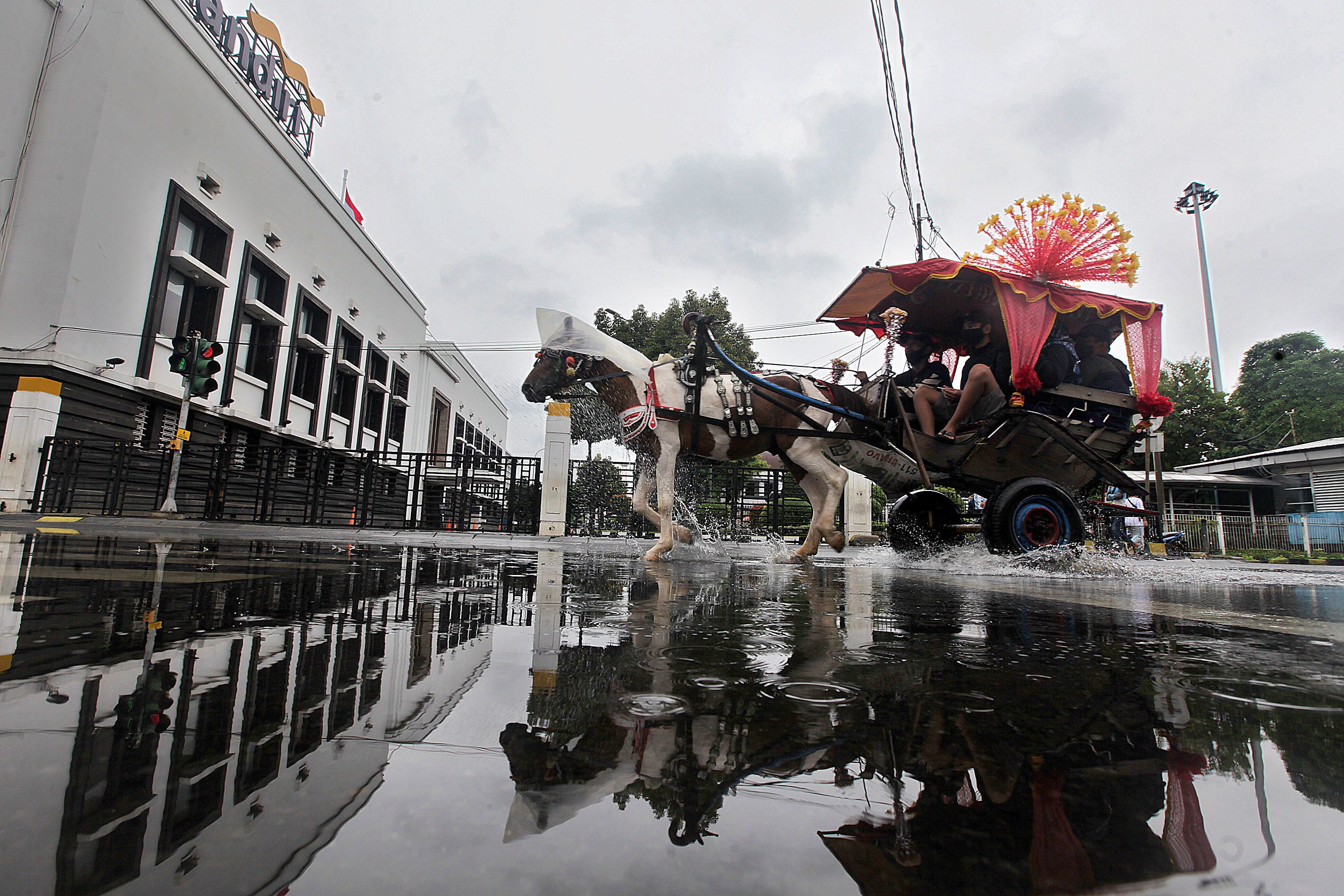  Dinas Perhubungan DKI Jakarta menerapkan kebijakan Low Emission Zone (LEZ) atau Kawasan Rendah Emisi yang membatasi akses kendaraan pribadi