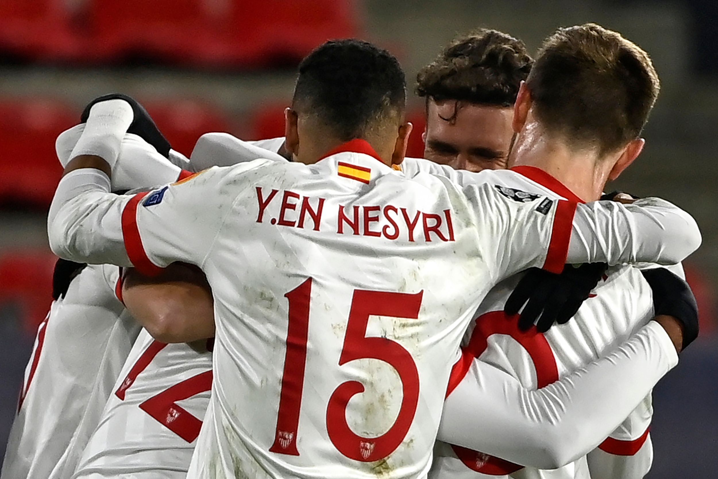 Pemain Sevilla melakukan selebrasi gol