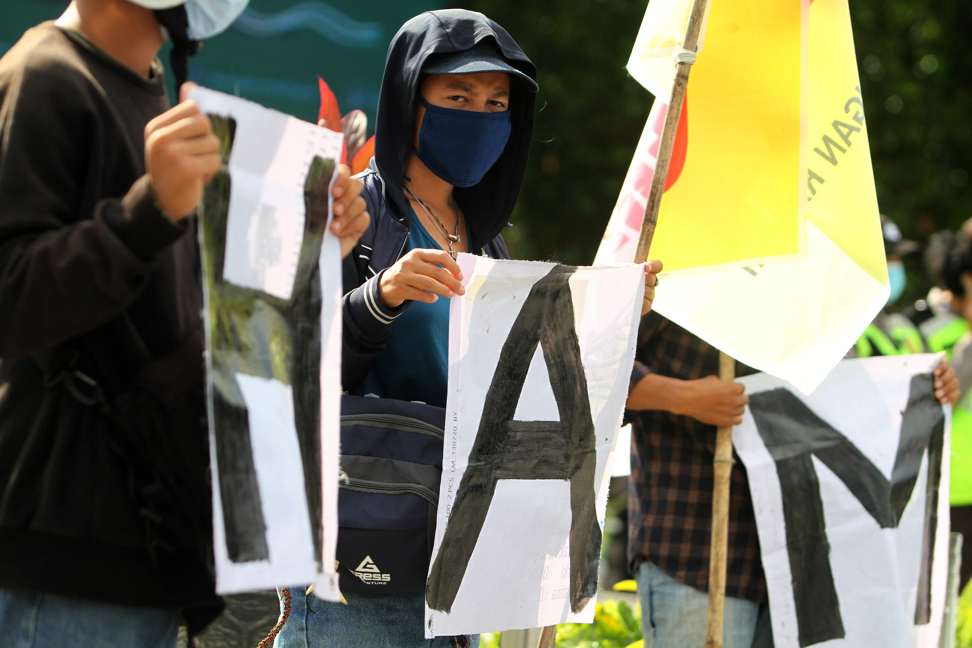 Front Perjuangan Rakyat (FPR) Kalimantan Barat melakukan aksi dalam rangka memperingati Hari Hak Asasi Manusia (HAM), hari ini.