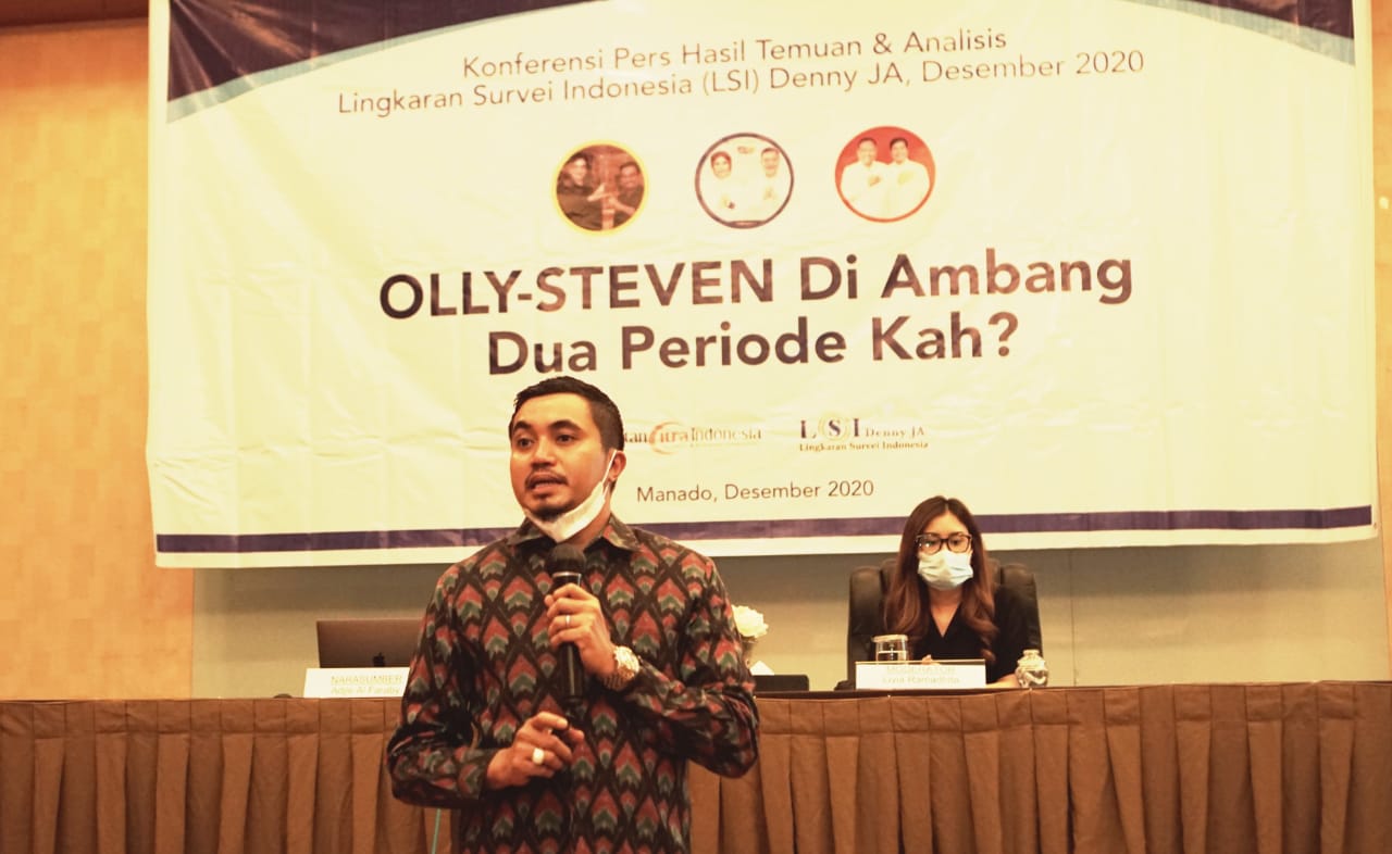 Peneliti senior LSI, Adjie Alfaraby memaparkan hasil survei terakhir Pilkada Sulut 2020, di Manado, Sulut, Rabu (2/12/2020)