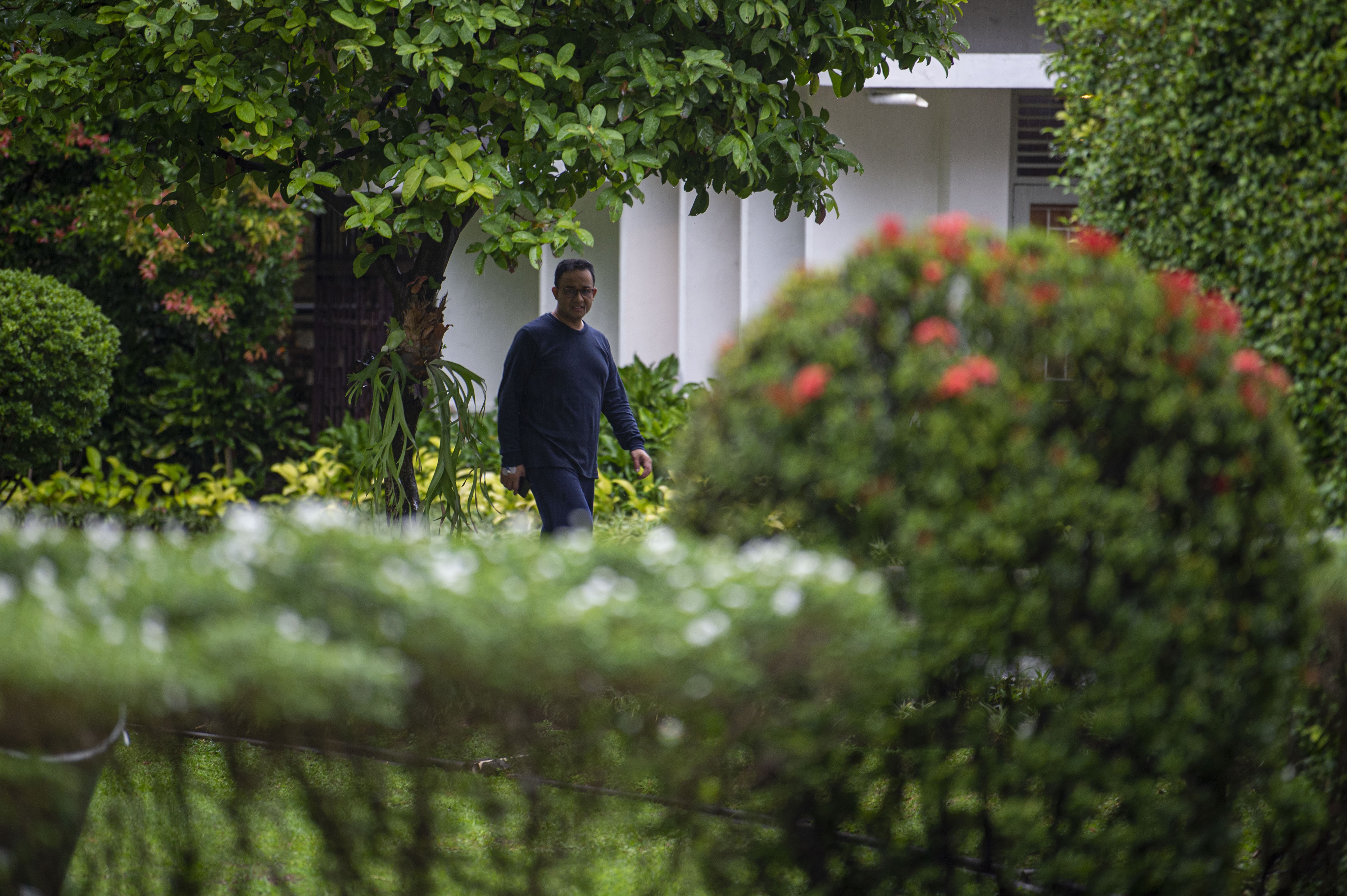 Gubernur DKI Jakarta Anies Baswedan berolahraga saat menjalani isolasi di rumah dinas di Menteng, Jakarta Pusat, Kamis (3/12).