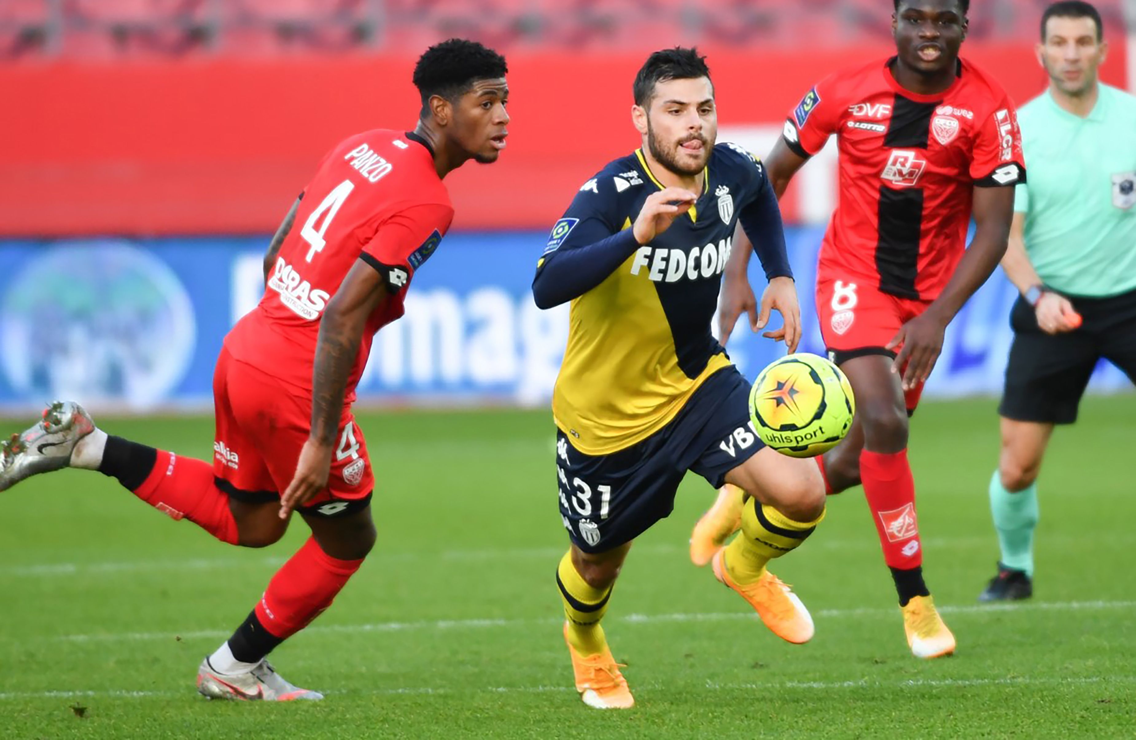 Penyerang Monaco Kevin Volland (tengah) berusaha melewati pemain Dijon di laga Ligue 1.