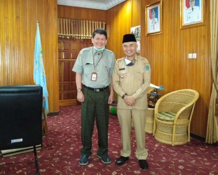 Bupati Kerinci Dr. Drs. H. Adirozal, M.Si.  (kanan)