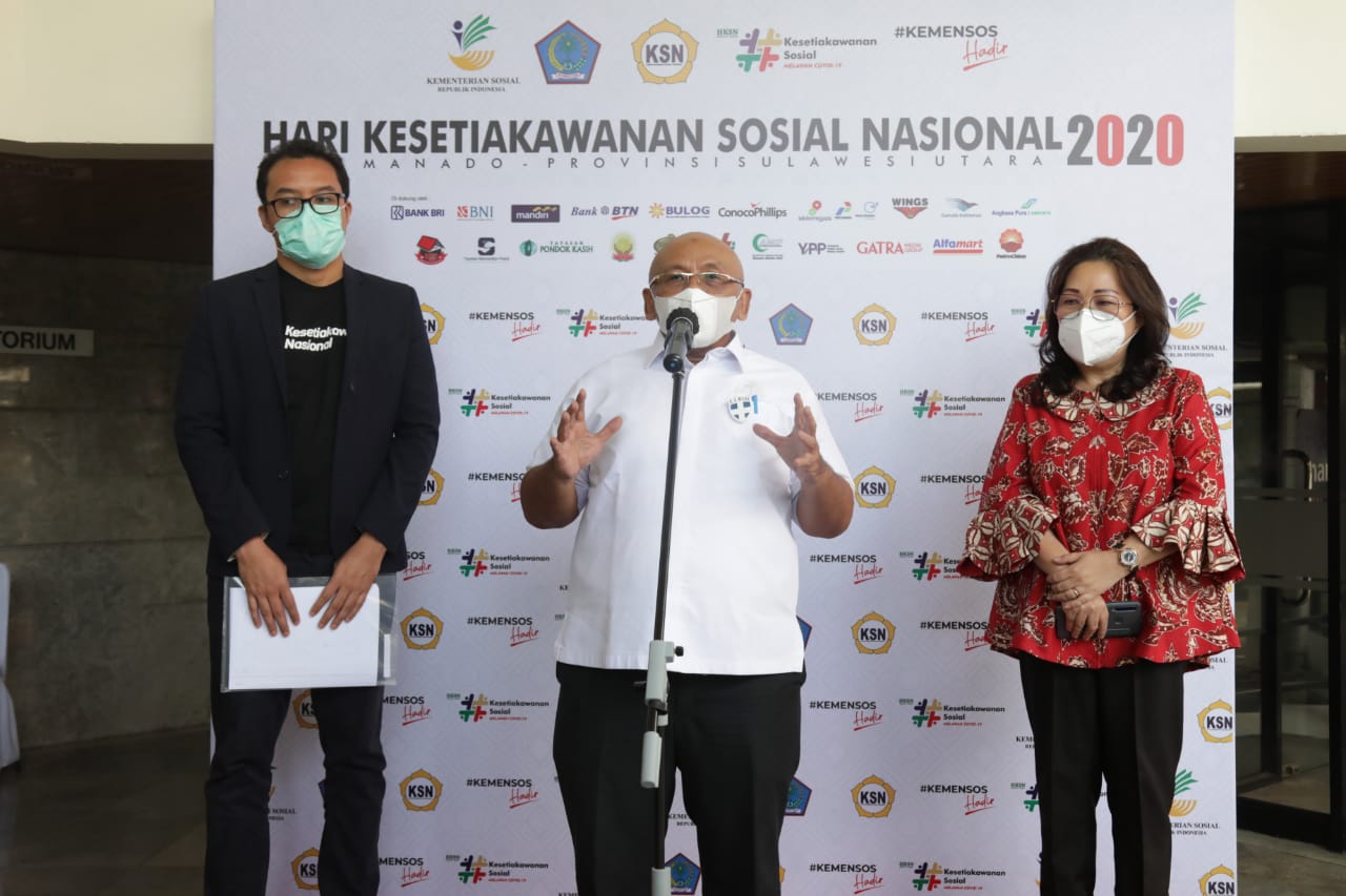 Dirjen Pemberdayaan Sosial Edi Suharto (tengah) menyampaikan detail acara peringatan HKSN 2020.