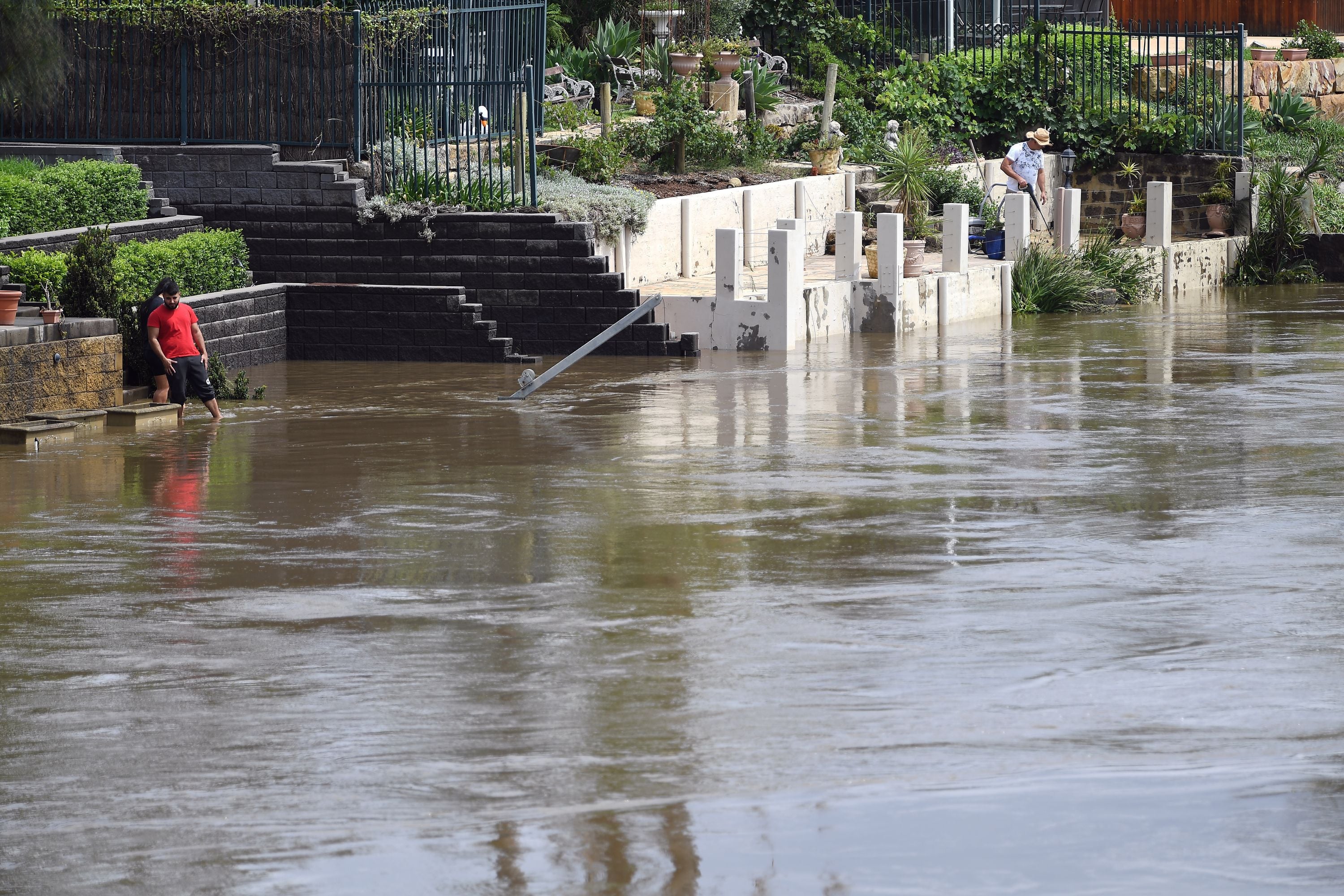 Air luapan  Sungai Georges di Sydney membanjiri jalan, Sydney (10/2).