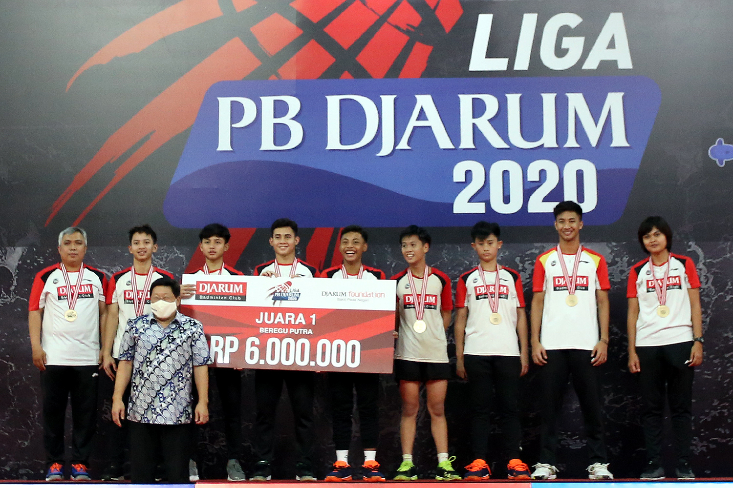Tim Krapyak yang menjuarai beregu putra Liga PB Djarum 2020 dan Program Director Bakti Olahraga Djarum Foundation Yoppy Rosimin