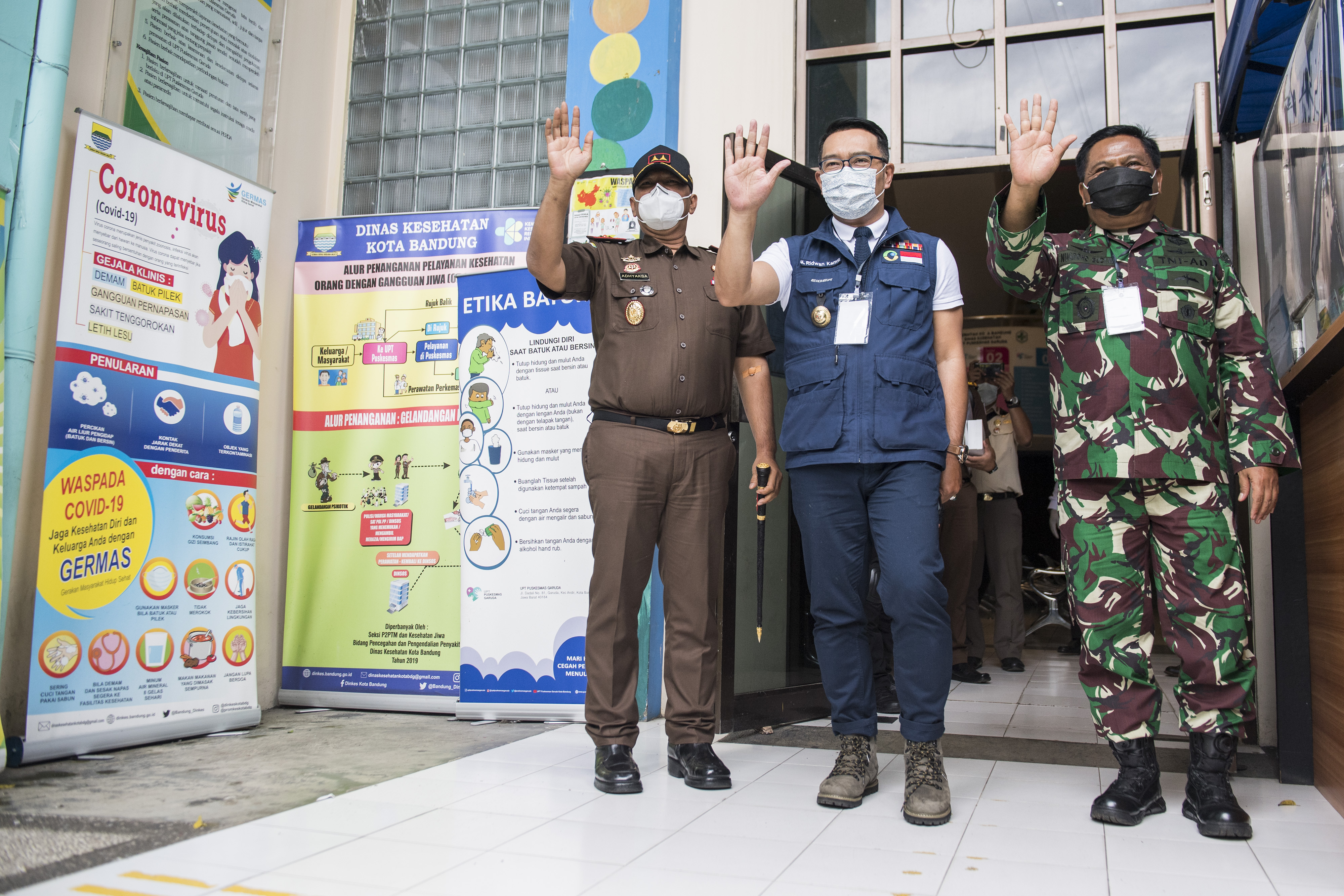 Gubernur Jawa Barat Ridwan Kamil (tengah)