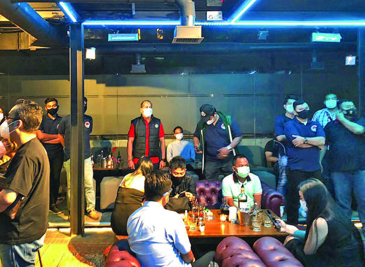 RAZIA PROKES, POLISI TEMUKAN PENGUNJUNG POSITIF NARKOBA : razia restoran di Kilo Kitchen, Jakarta Selatan, Sabtu (12/12).