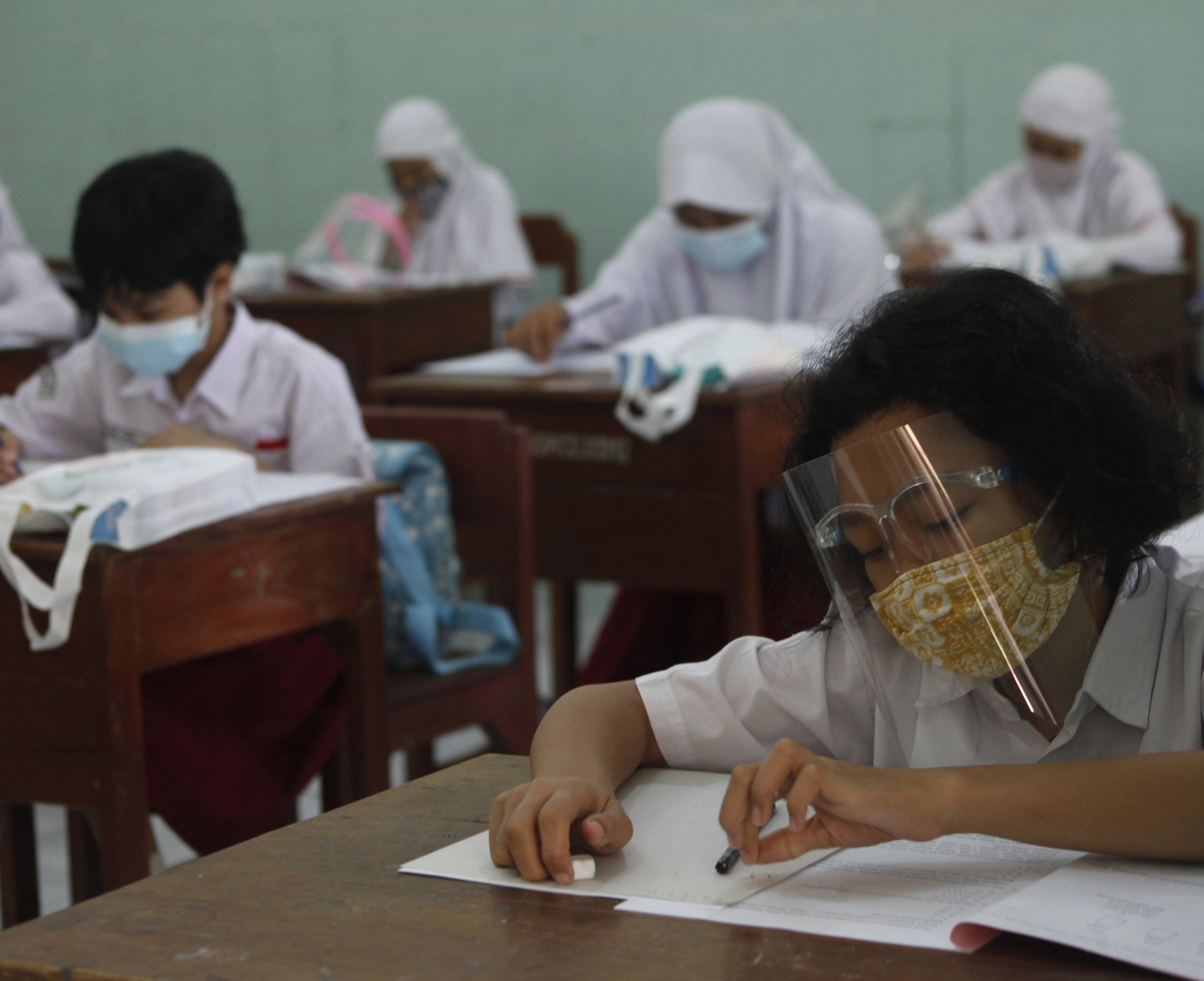 Siswa di Solo mengerjakan ujian asesmen numerasi dengan protokol kesehatan.
