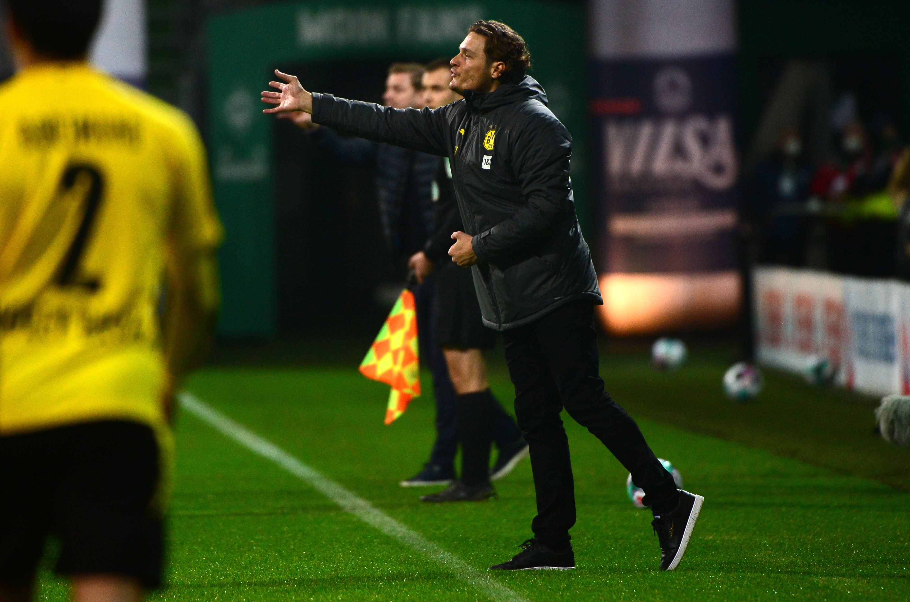 Pelatih interim Borussia Dortmund Edin Terzic bereaksi dalam laga Bundesliga antara Dortmund dan Werder Bremen.
