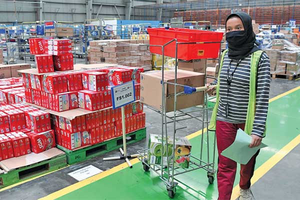 Seorang petugas menyortir barang pesanan konsumen di Warehouse Lazada, Depok, Jawa Barat, kemarin