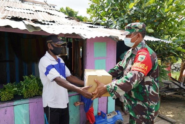 TNI serahkan bantuan 1.000 paket sembako kepada warga Kota Sorong