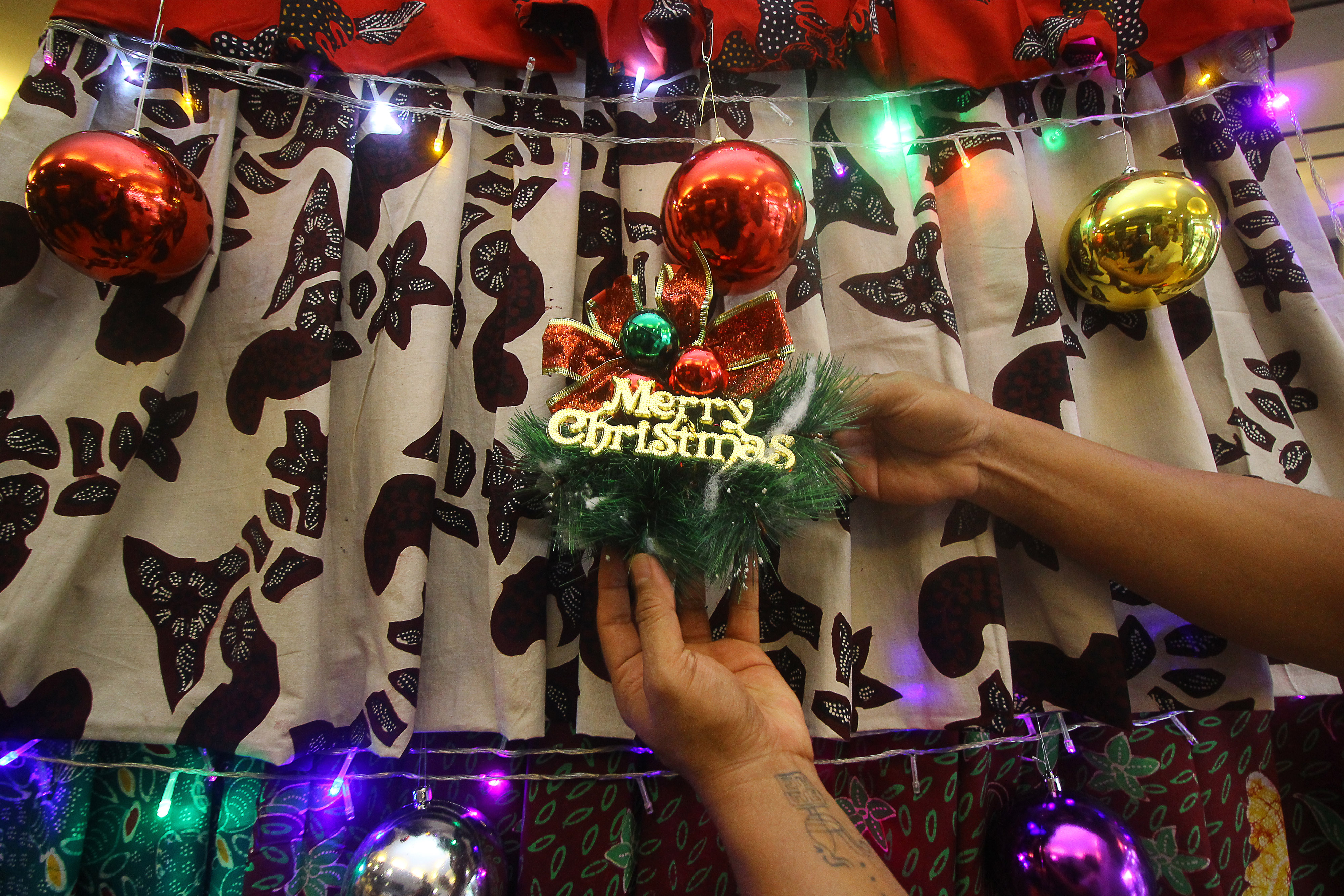 Pembuatan pohon natal daeri bahan kain batik Pamekasan