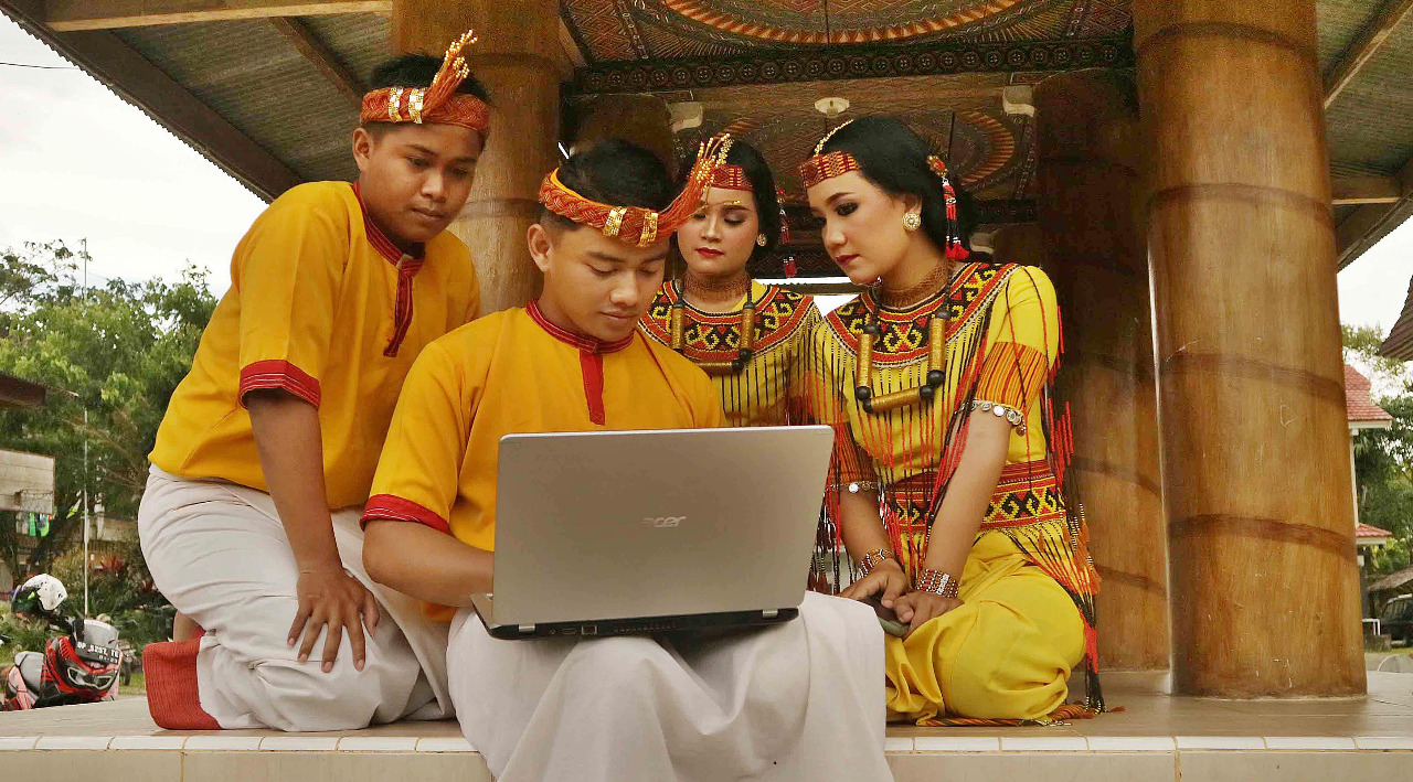 Sanggar tari Dao Sarira membuat konten youtube dan instagram tarian asli Toraja Sanda Oni di depan rumah khas Toraja atau Tongkonan.