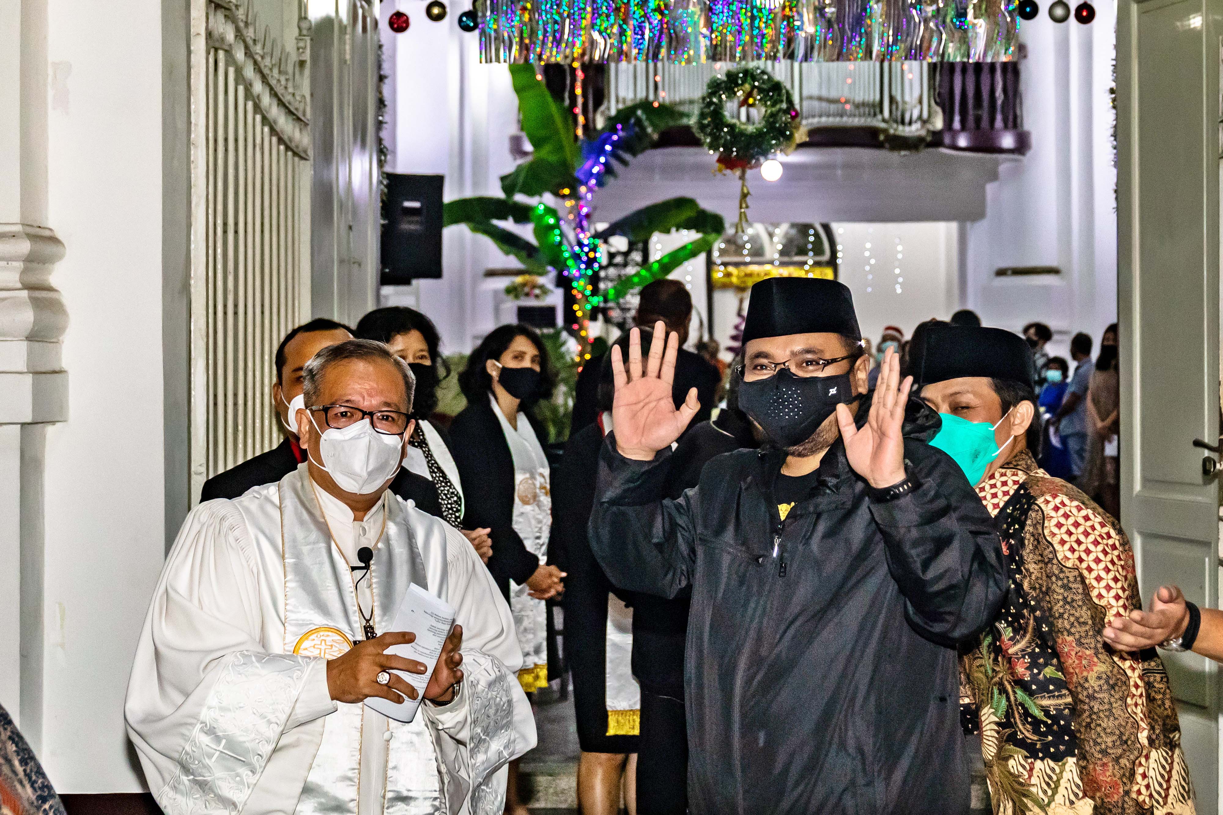 Menteri Agama Yaqut Cholil Qoumas (kanan) didampingi Pendeta Yorinawa Salawangi (kiri) melambaikan tangan kepada wartawan.