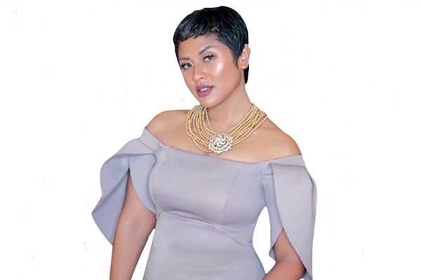 Penyanyi Dira Sugandi