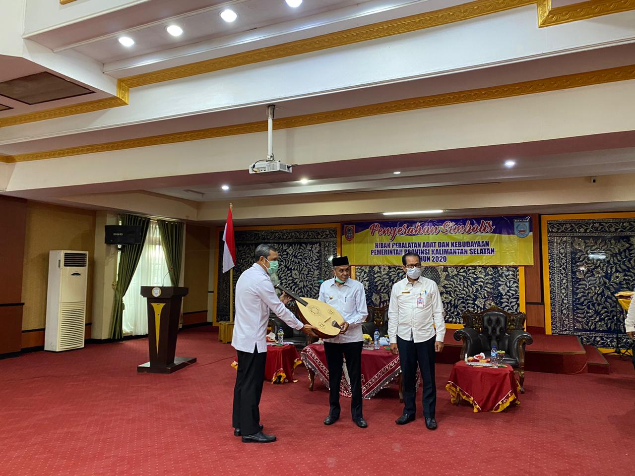 Penyerahan bantuan hibah peralatan adat kepada Lembaga Adat dan Budaya di Kalsel. 