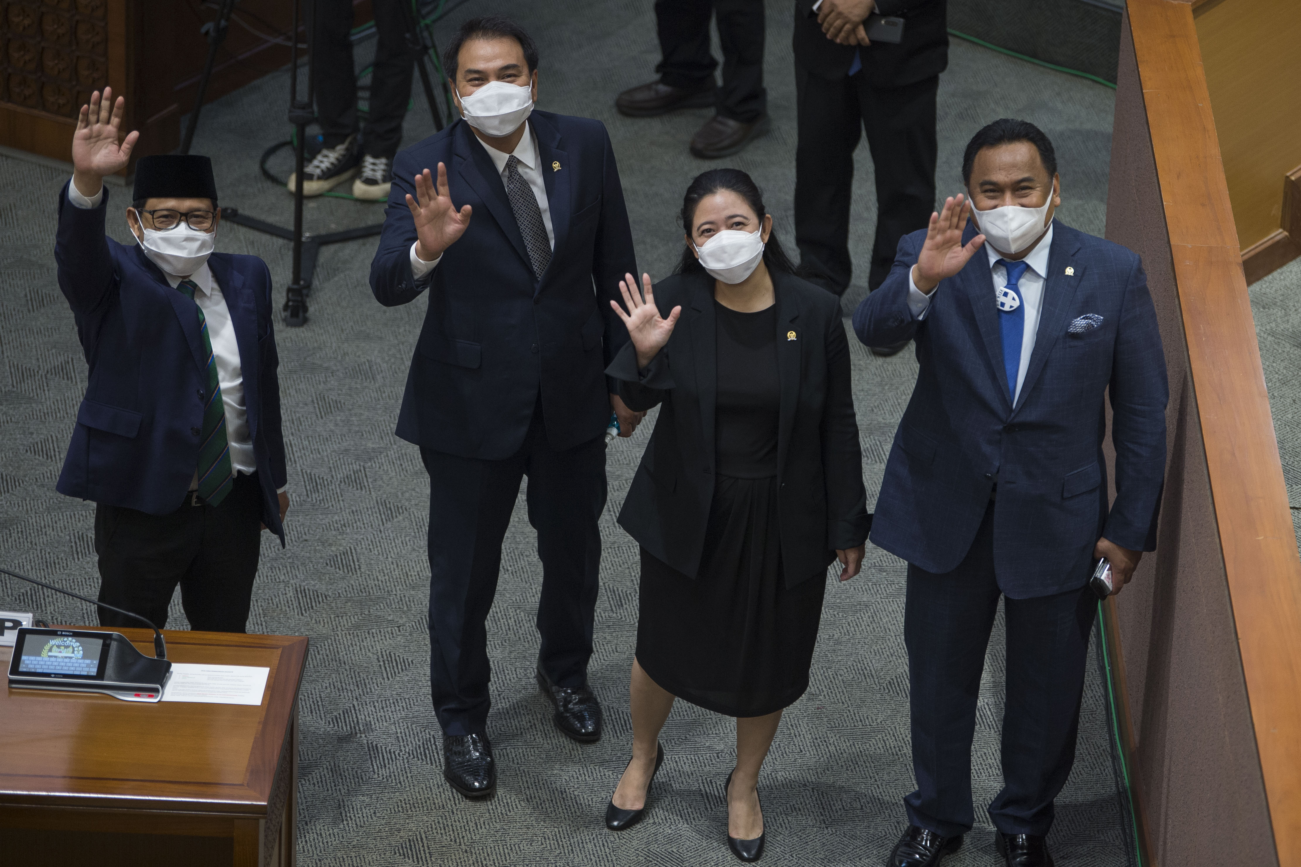 Ketua DPR Puan Maharani (kedua kanan) didampingi Wakil Ketua DPR Azis Syamsuddin (kedua kiri), Muhaimin Iskandar (kiri), dan Rachmat Gobel.