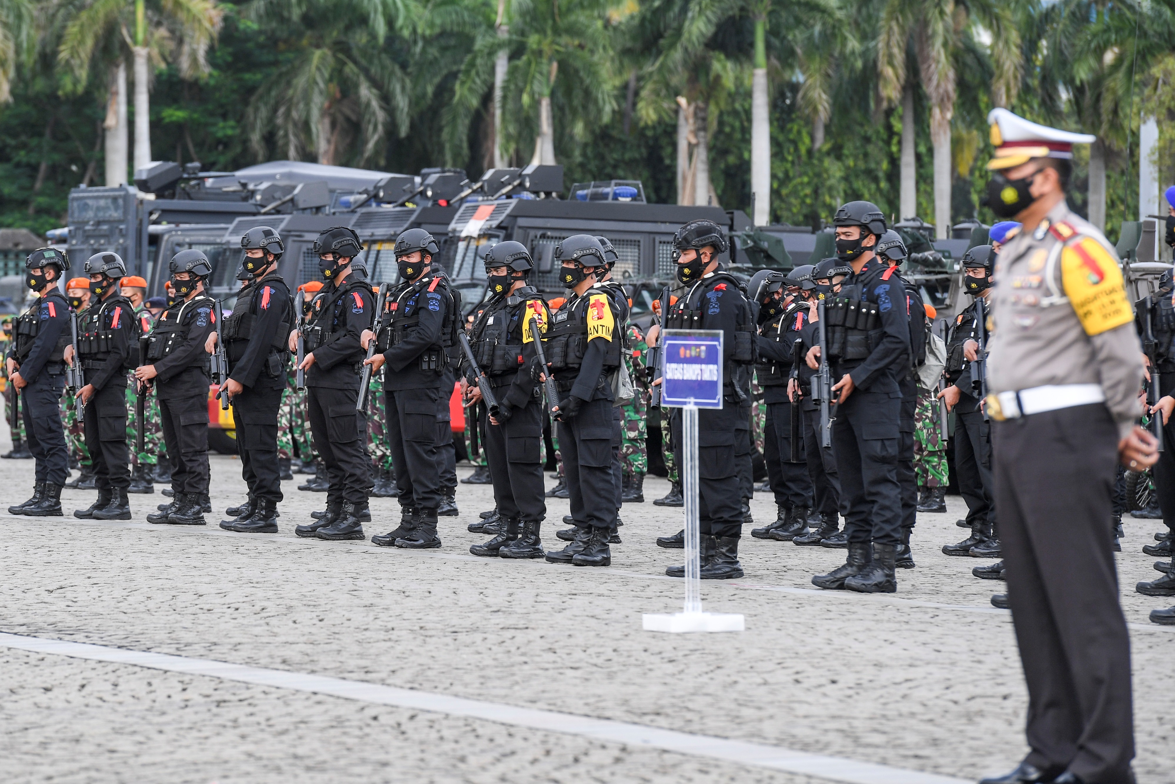Anggota kepolisian mengikuti Apel Gelar Pasukan Operasi Lilin Jaya 2020 di kawasan Monumen Nasional (Monas), Jakarta, Senin (21/12).