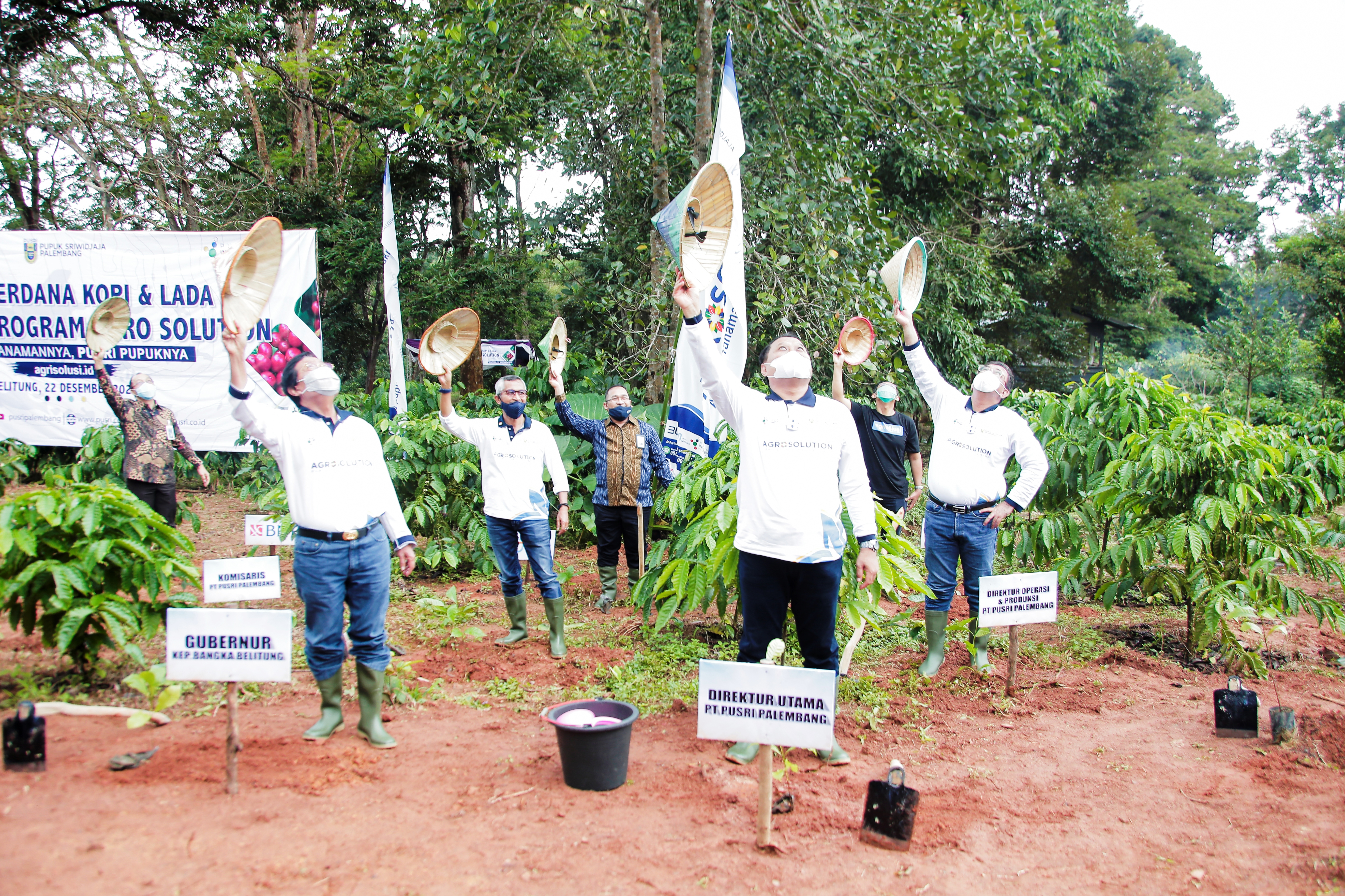PT Pusri meluncurkan Program Agrosolution sekaligus tanam perdana kopi dan lada di Desa Mayang, Kec. Kelapa Kampit, Belitung Timur.