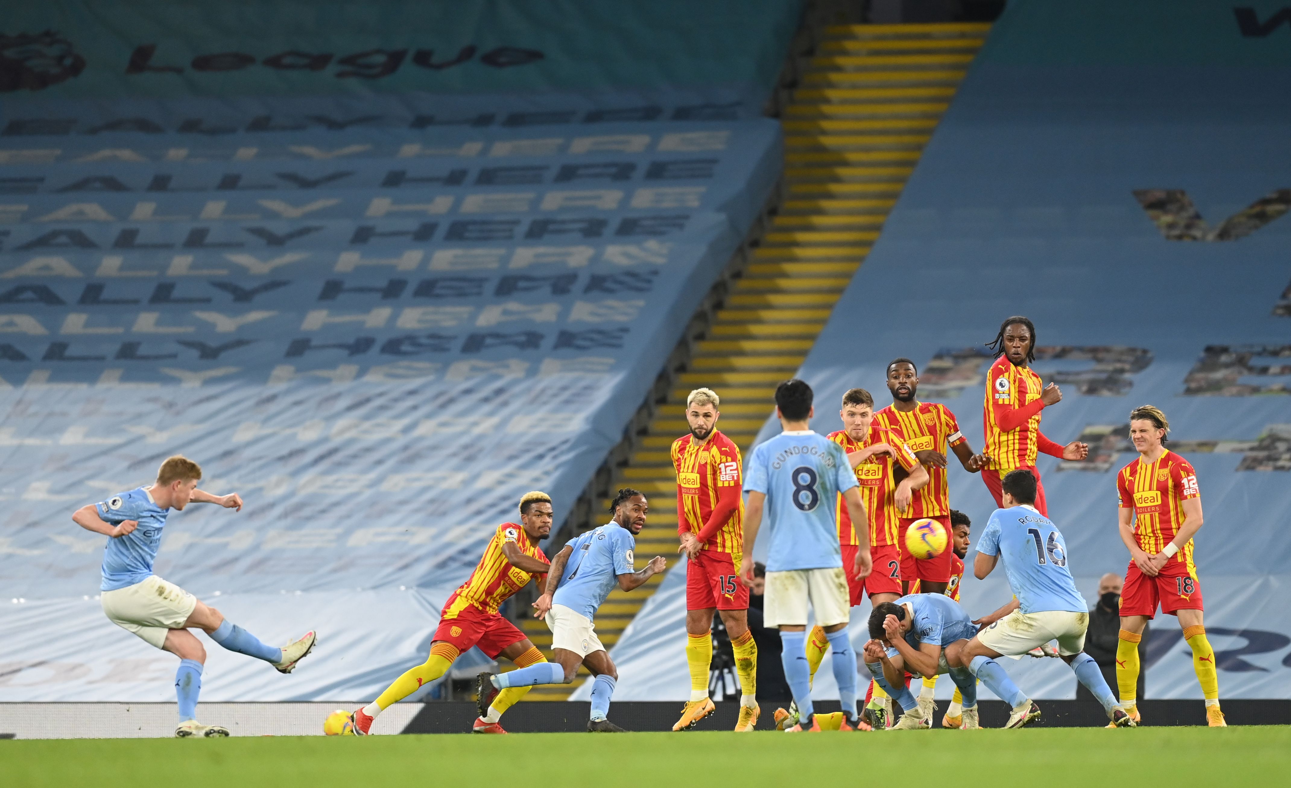 Laga Liga Primer Inggris antara Manchester City dan West Bromwich Albion.