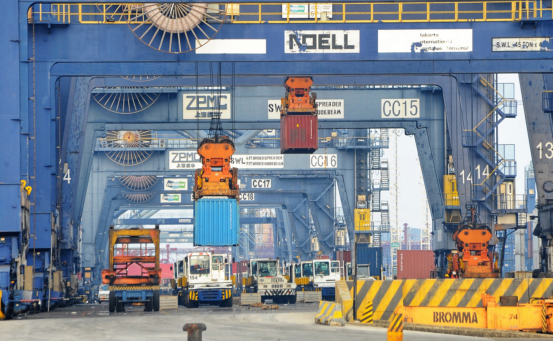 Aktivitas di pelabuhan Tanjung Priok, Jakarta.