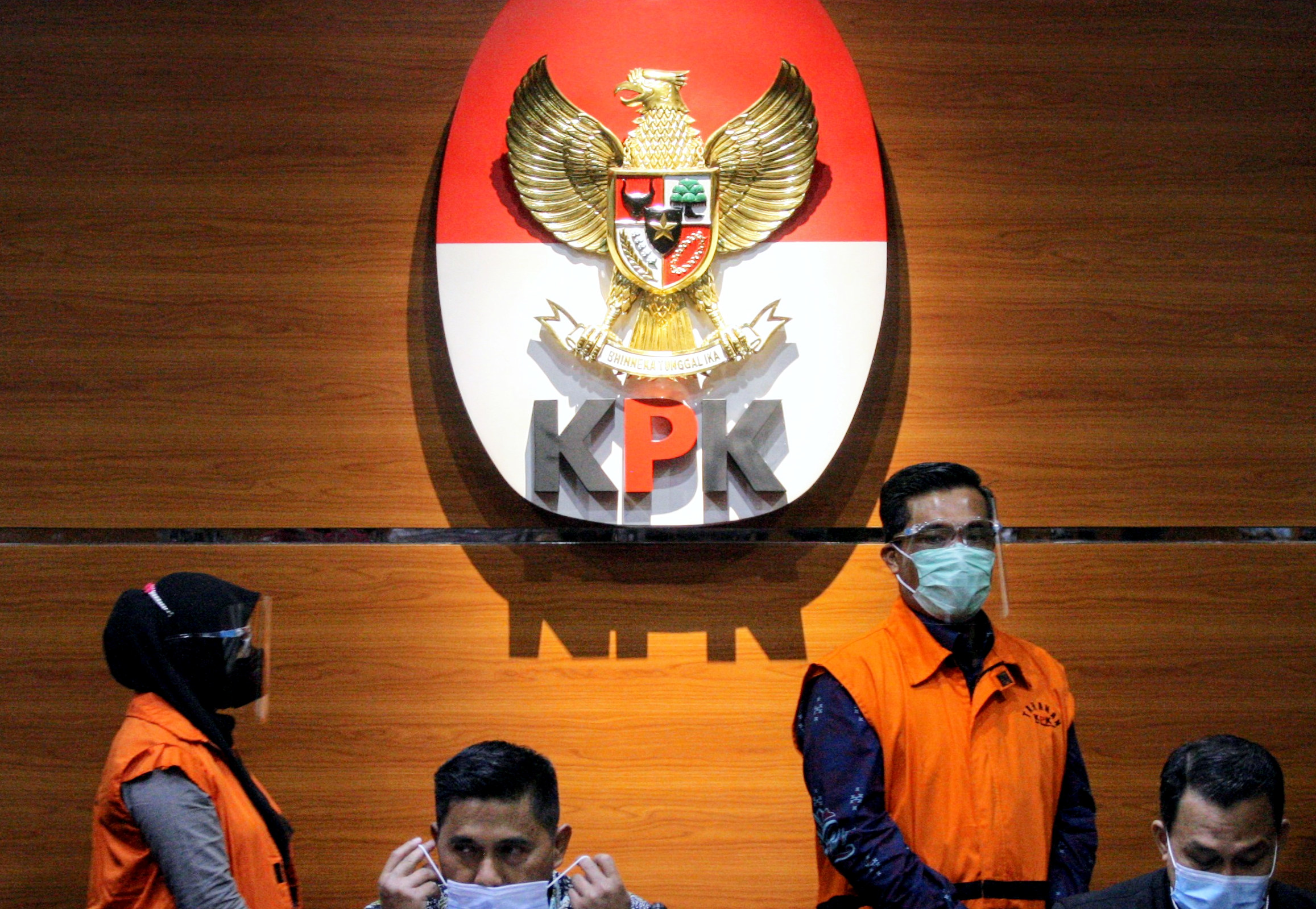 KPK menahan Ketua Unit Layanan Pengadaan Badan Keamanan Laut (ULP Bakamla) Leni Marlena dan anggota ULP Bakamla Juli Amar Ma'ruf 