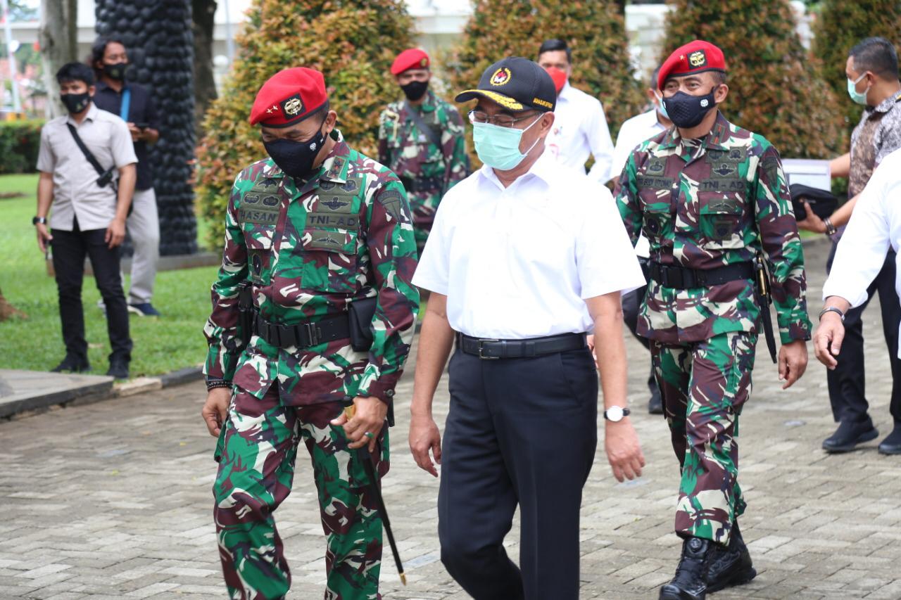 Mensos (Ad Interim), Muhadjir Effendy didampingi Danjen Kopassus Mayjen TNI Mohamad Hasan Pada Apel Kesiapsiagaan Tagana dan Kopassus.