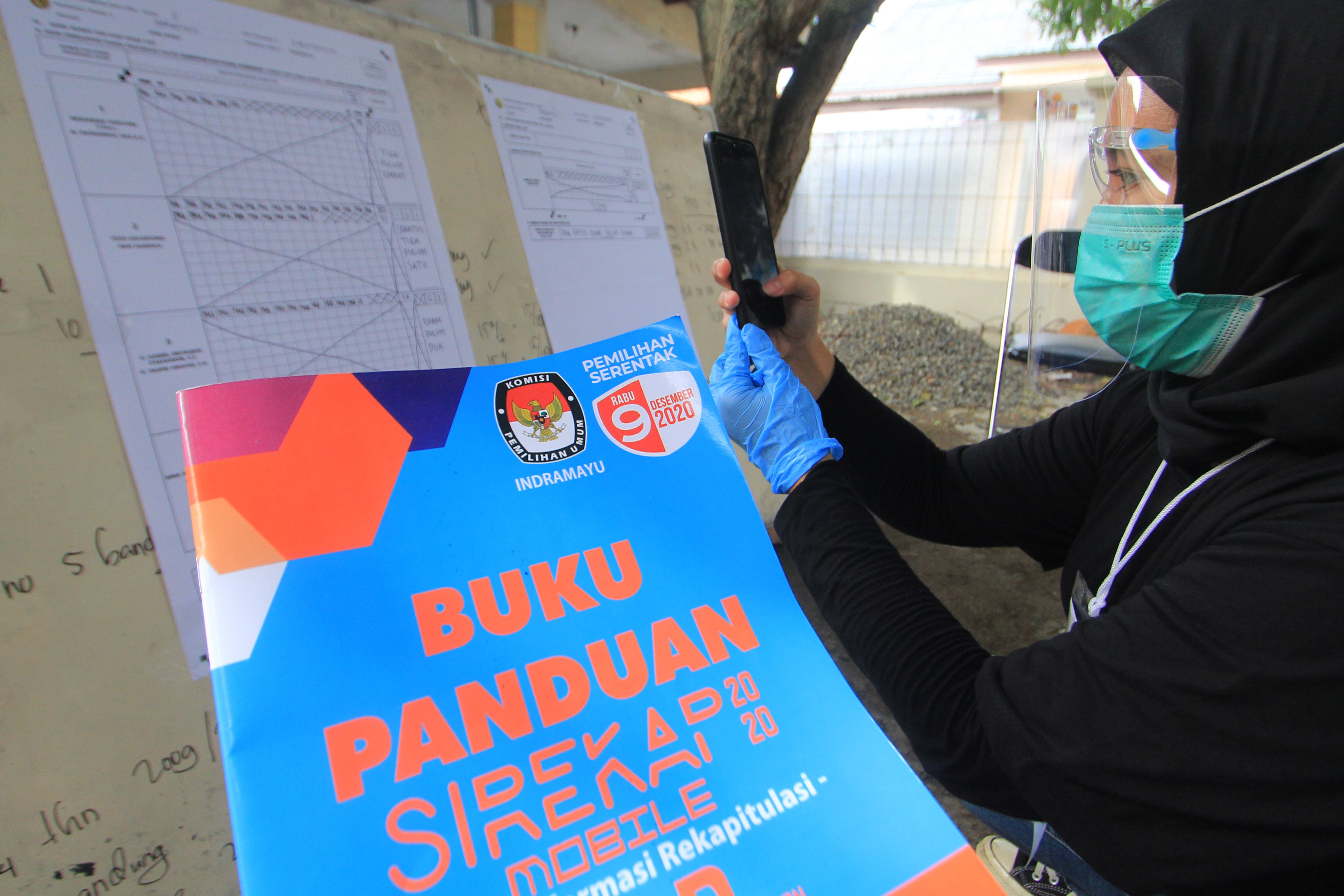 Ilustrasi--Petugas KPPS mendokumentasikan formulir C1 saat rekapitulasi penghitungan suara dengan menggunakan Sirekap.