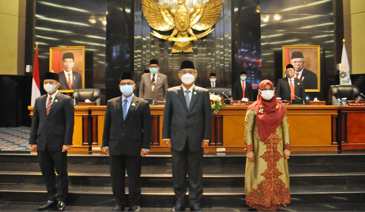 Tiga anggota baru DPRD DKI Jakarta berpose dengan Ketua DPRD DKI Jakarta Prasetio Edi Marsudi (kedua dari kanan) usai dilantik.