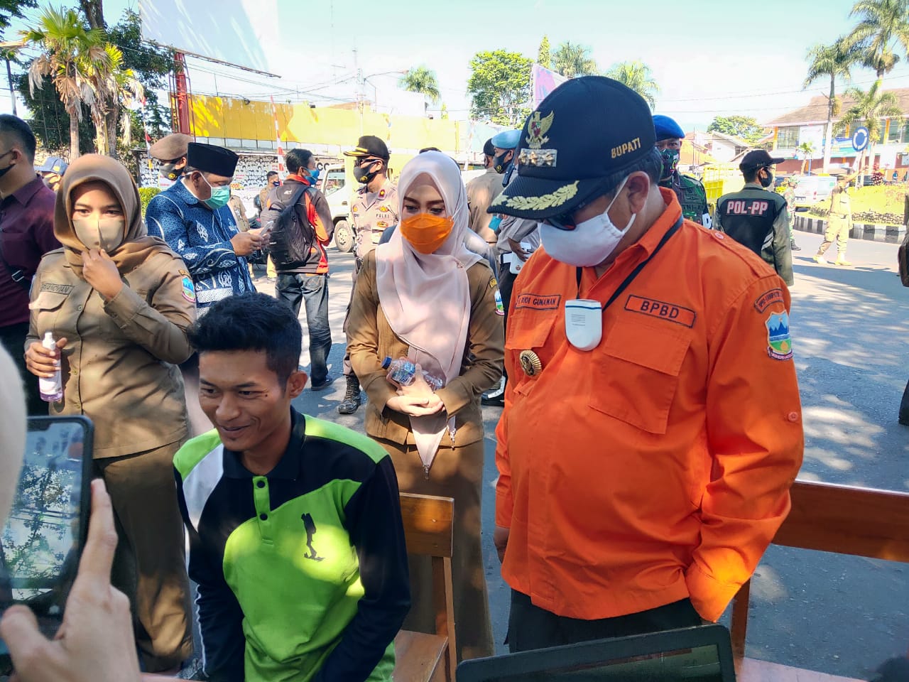 Bupati Garut Rudy Gunawan mendapati warga tidak memakai masker danlangsung ditegur secara lisan  