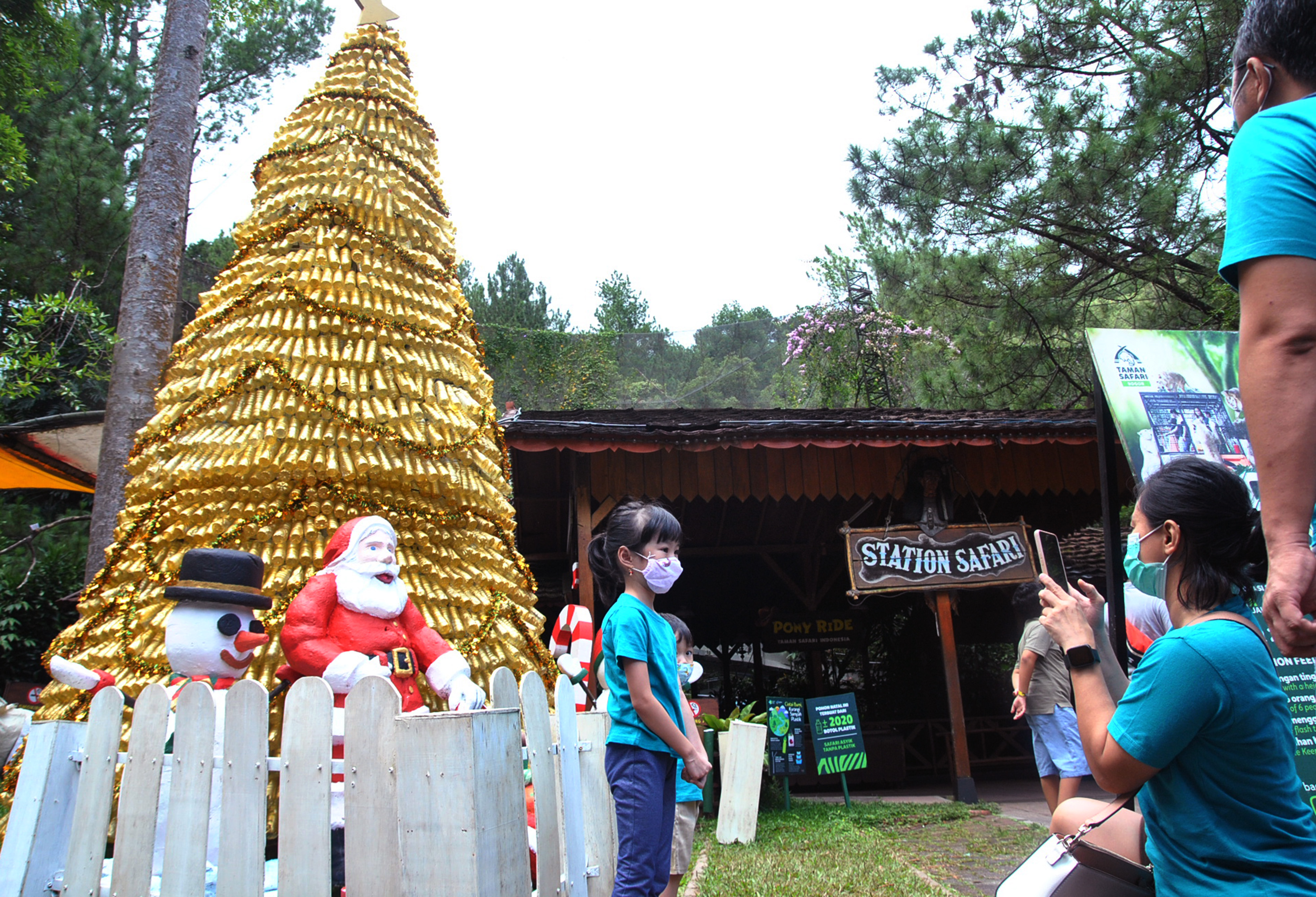 engunjung foto di depan pohon Natal dari 2020 botol minum plastik bekas di Taman Safari Indonesia, Cisarua, Kabupaten Bogor, Jawa Barat