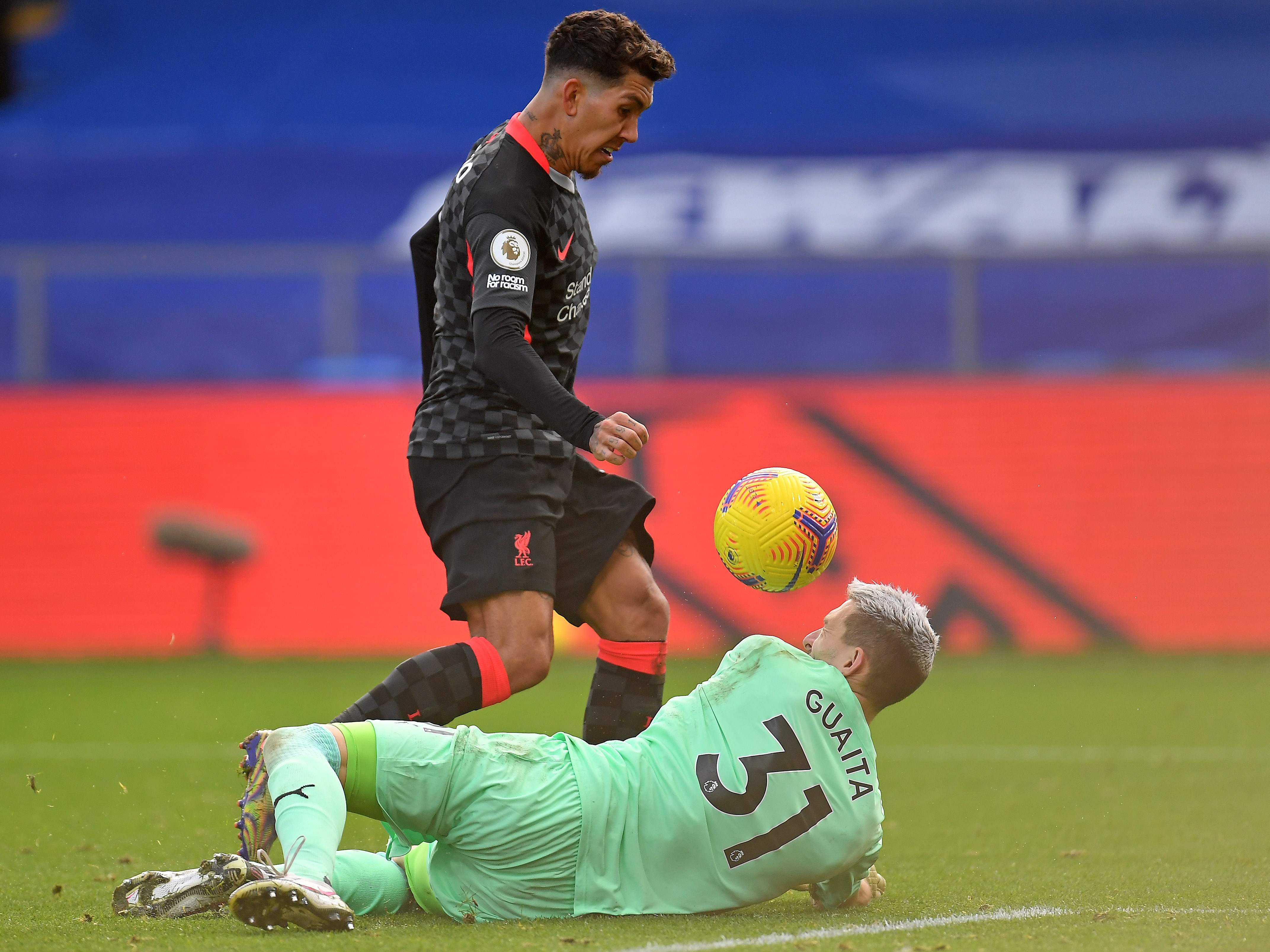  Pemain Liverpool Roberto Firmino berusaha melewati kiper Crystal Palace Vicente Guaita dalam laga Liga Primer, Sabtu (19/12).