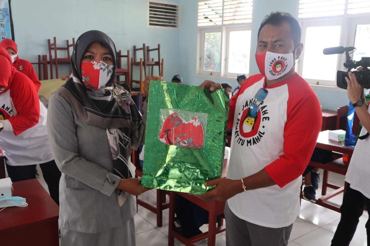 Karo BPKKP Provinsi Maluku Utara Rahwan K Suamba meyerahkan masker kepada guru di Ternate.