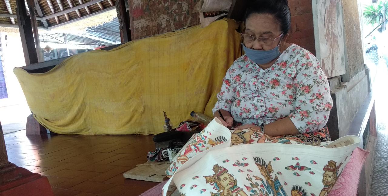Salah seorang pengrajin seni lukis wayang di Desa Kamasan, Klungkung, Bali.