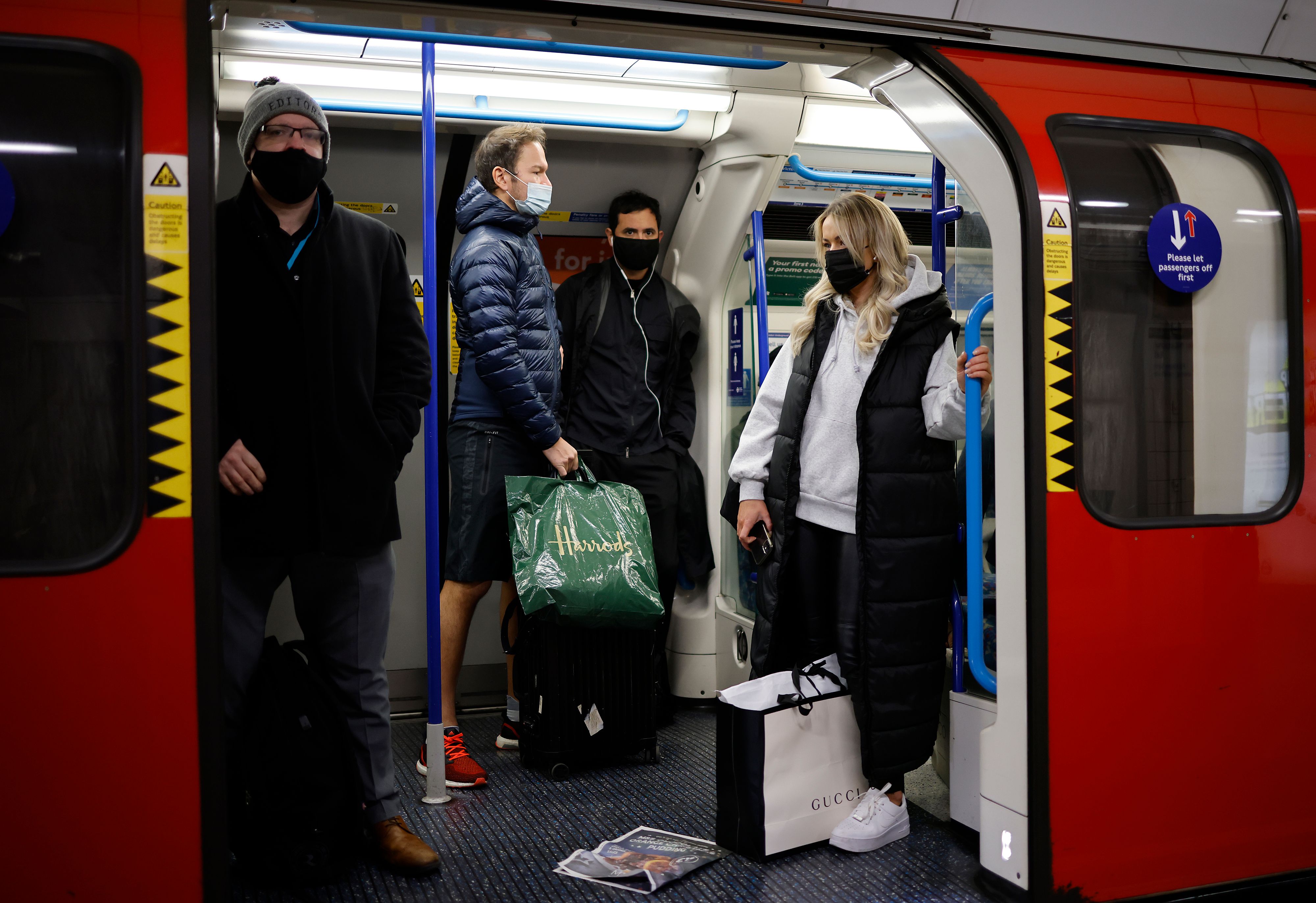  Penumpang kereta bawah tanah di London memakai masker