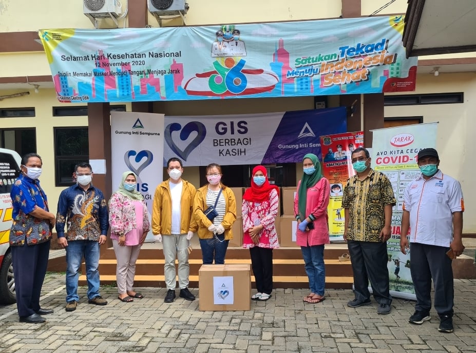 Penyerahan bantuan APD oleh PT GIS untuk tenaga medis di puskesmas.