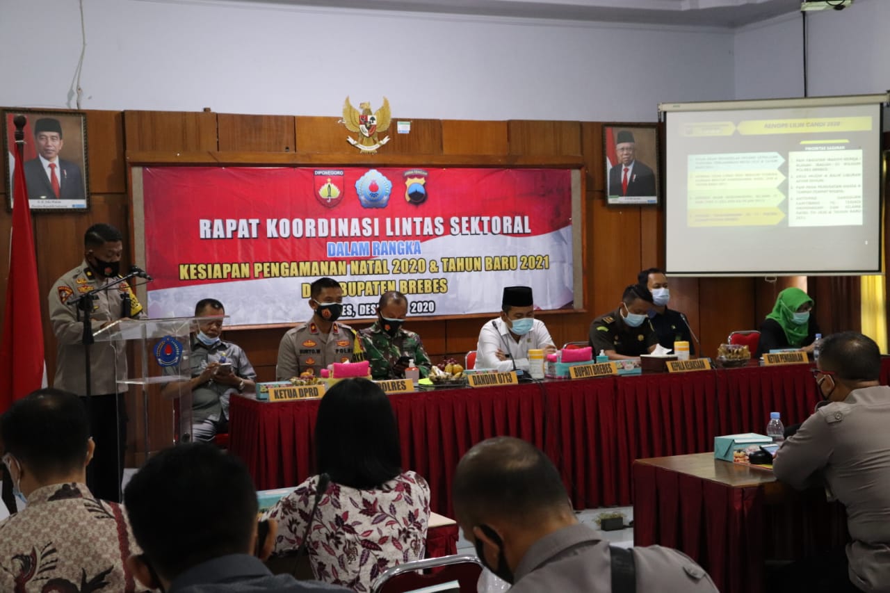 Rapat koordinasi lintas sektor persiapan pengamanan Natal dan tahun Baru di Ruang Setda Brebes, Rabu (16/12).
