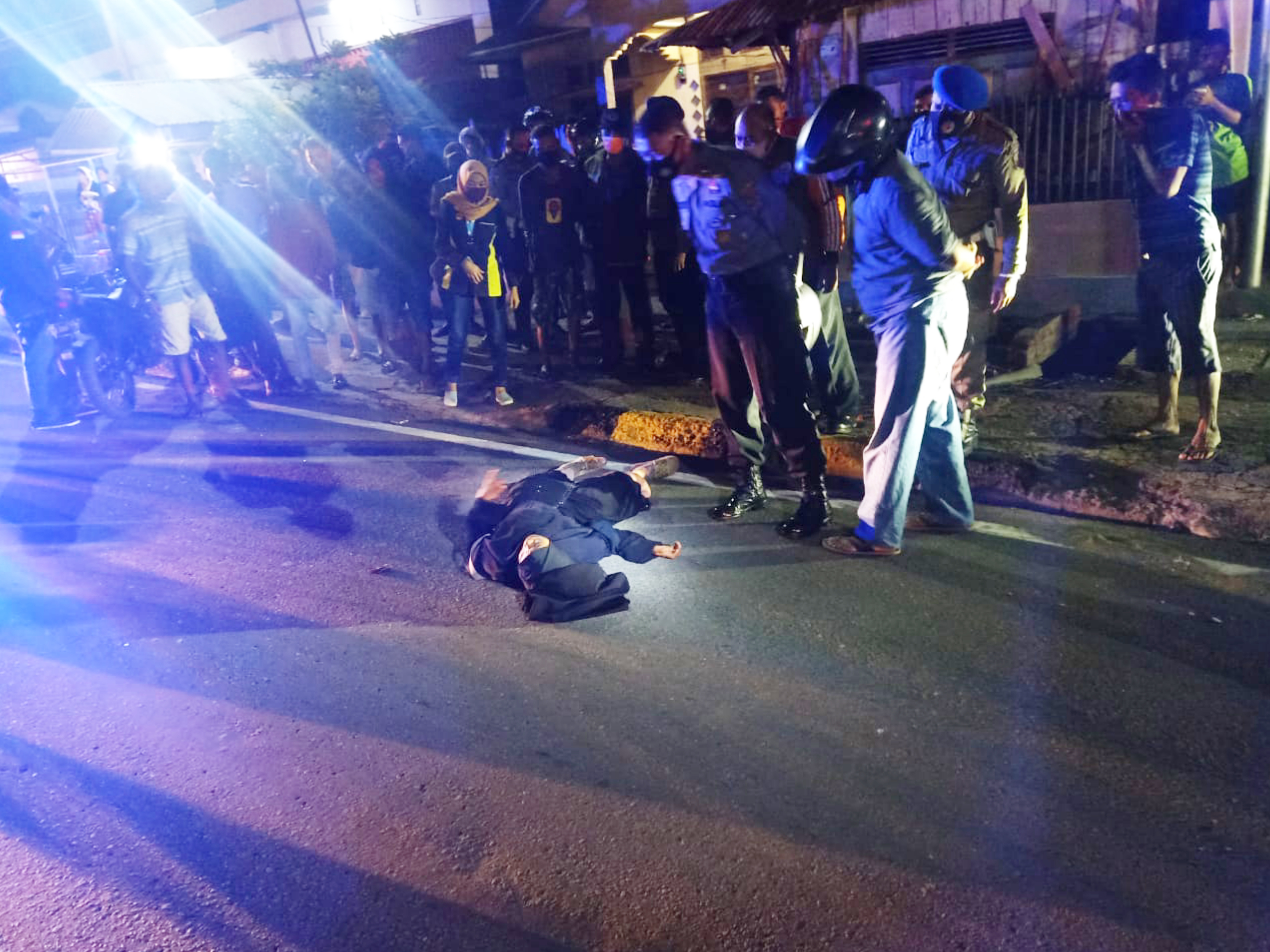 Warga mengabaikan wanita berjilbab yang jatuh tiba-tiba karena takut terpapar covid-19.