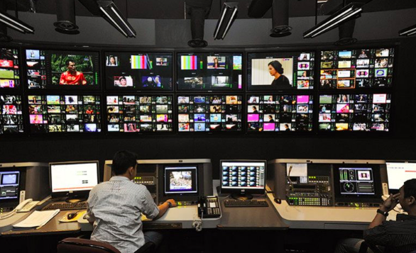 Petugas mengoperasikan panel monitor di ruang kontrol PT.MNC Sky Vision, Jakarta, Kamis (20/12).