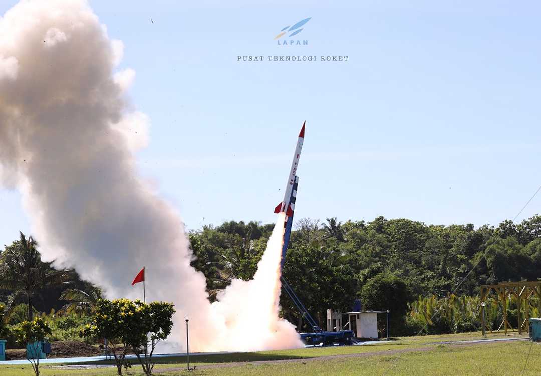 Roket  RX450-5 yang diluncurkan LAPAN pada Rabu (2/12).