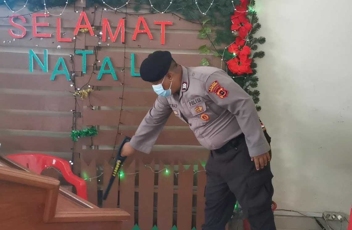 Tim Sabhara Polres Tanjab Barat, Jambi, Kamis (24/12) mensterilkan sejumlah gereja di Kota Kuala Tungkal, Kabuaten Tanjungjabung Barat.