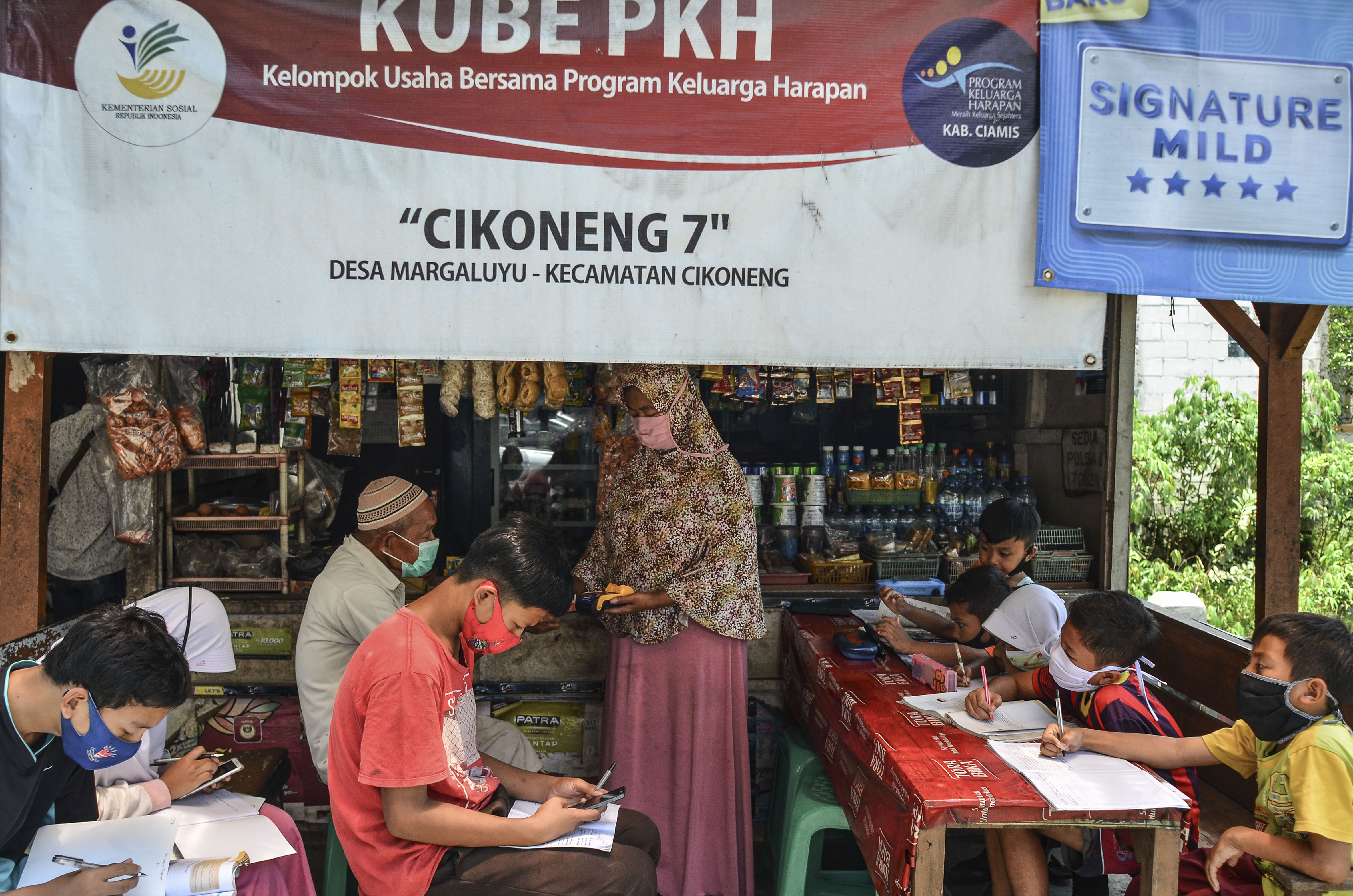 Sejumlah siswa belajar daring di e-Warung Kelompok Usaha Bersama (KUBE), PKH di Agen Mandiri Desa Margaluyu, Kabupaten Ciamis, Jawa Barat.