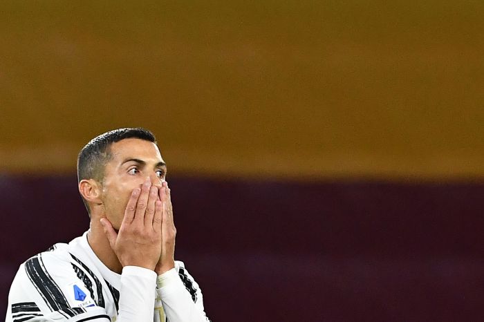 Cristiano Ronaldo mencetak dua gol untuk membawa Juventus menang 3-1 atas Genoa dalam lanjutan Serie A, Senin (14/12).