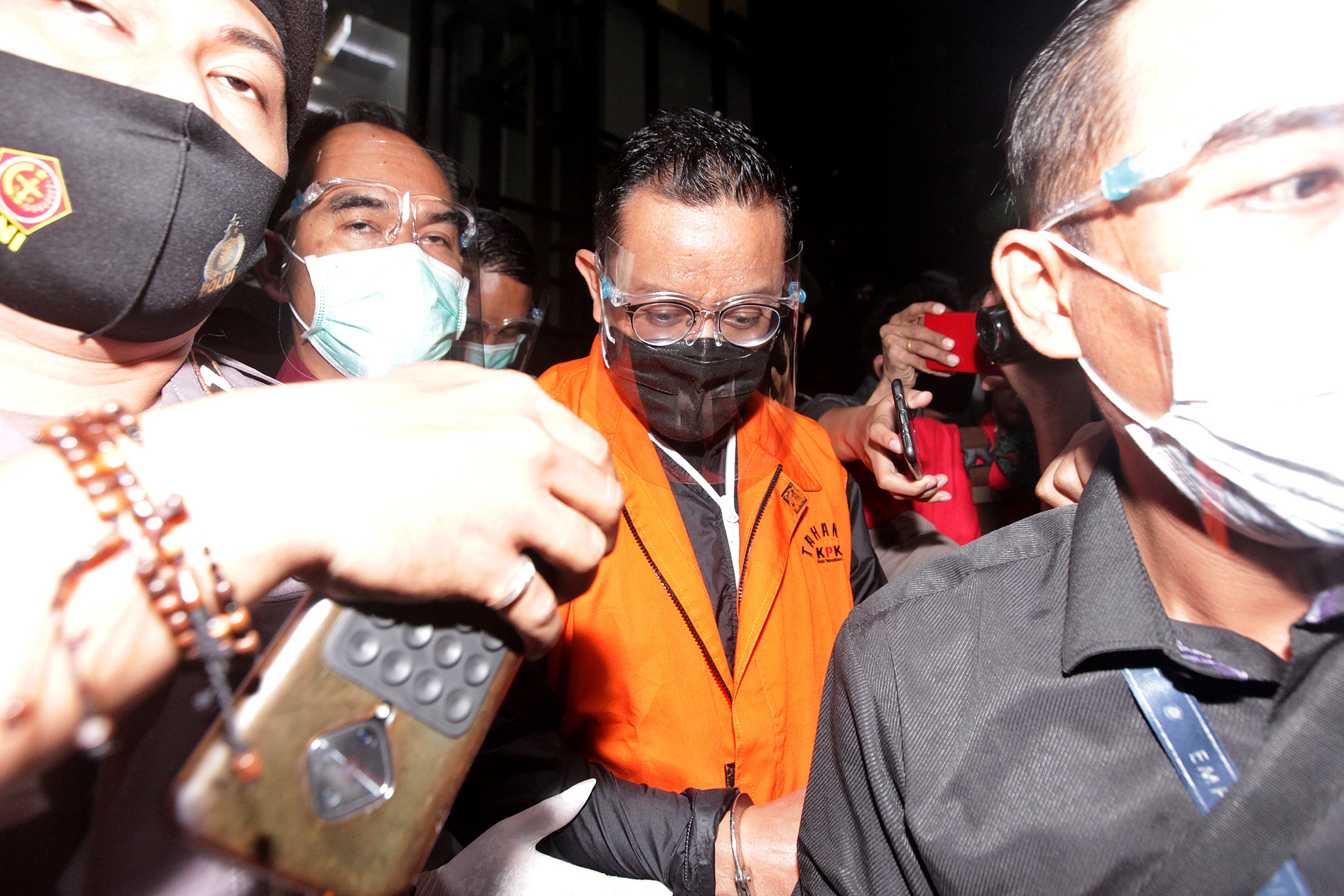 Mensos Jualiari Batubara seusai menjalani pemeriksaan di gedung KPK, Jakarta.