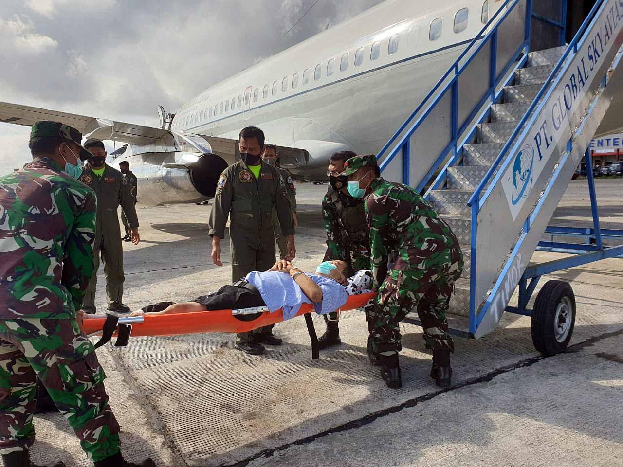 Anggota Tim Gabungan Pencari Fakta (TGPF) Kasus Intan Jaya yang terluka Bambang Purwoko tiba di Timika menggunakan helikopter TNI AU 