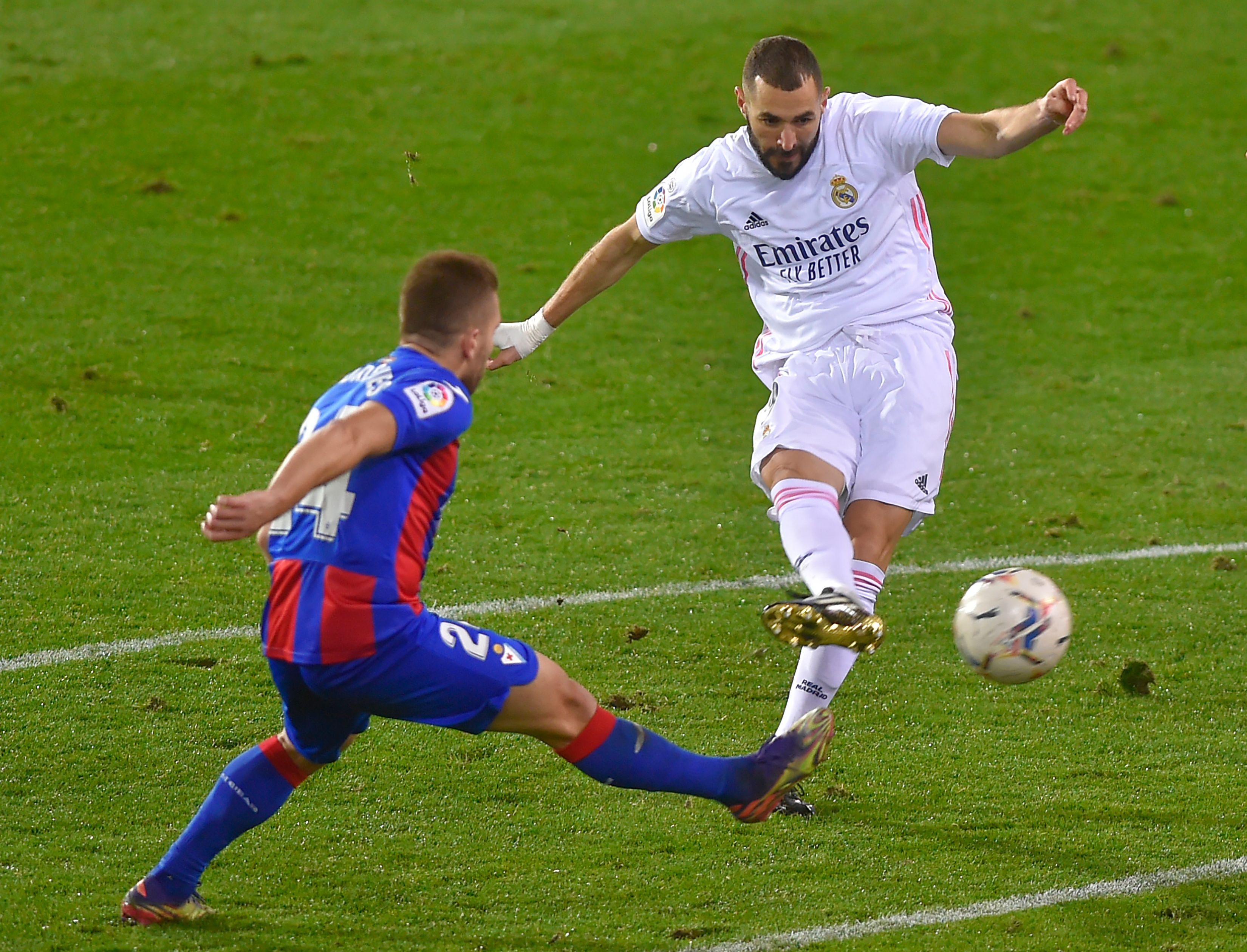 Penyerang Real Madrid Karim Benzema (kanan) melepaskan tendangan dalam laga La Liga melawan Eibar.